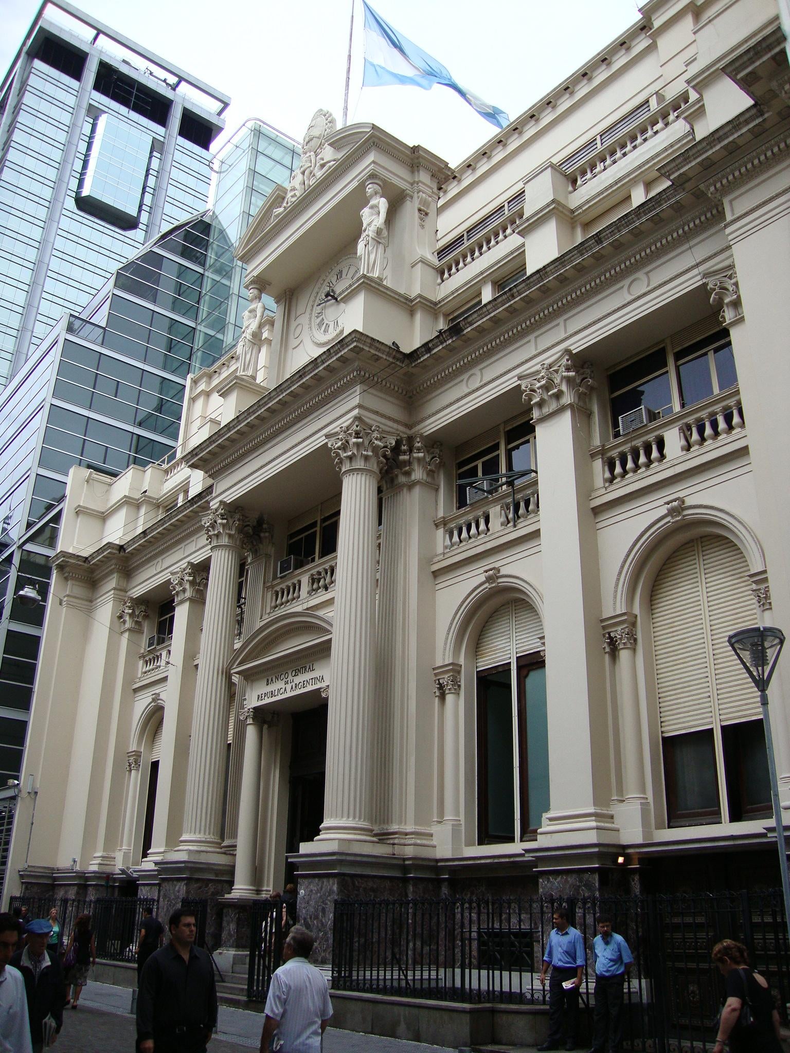 Edificio construido para el Banco Central de la República Argentina en 1940, en la calle Reconquista. Es gemelo al que tiene su frente por la calle San Martín, del año 1876.