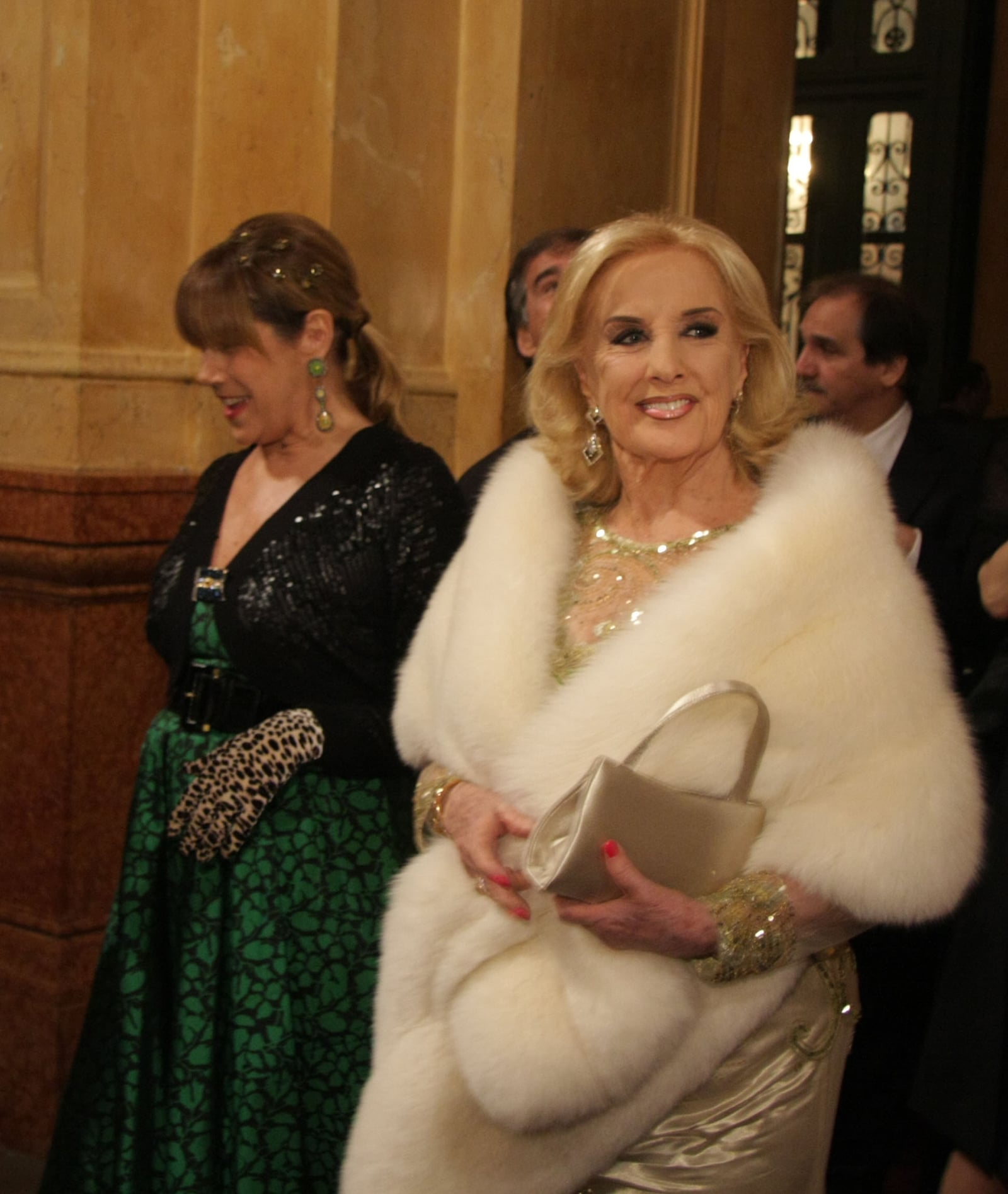 La conductora y actriz Mirtha Legrand llega al Teatro Colón para la función de reapertura.