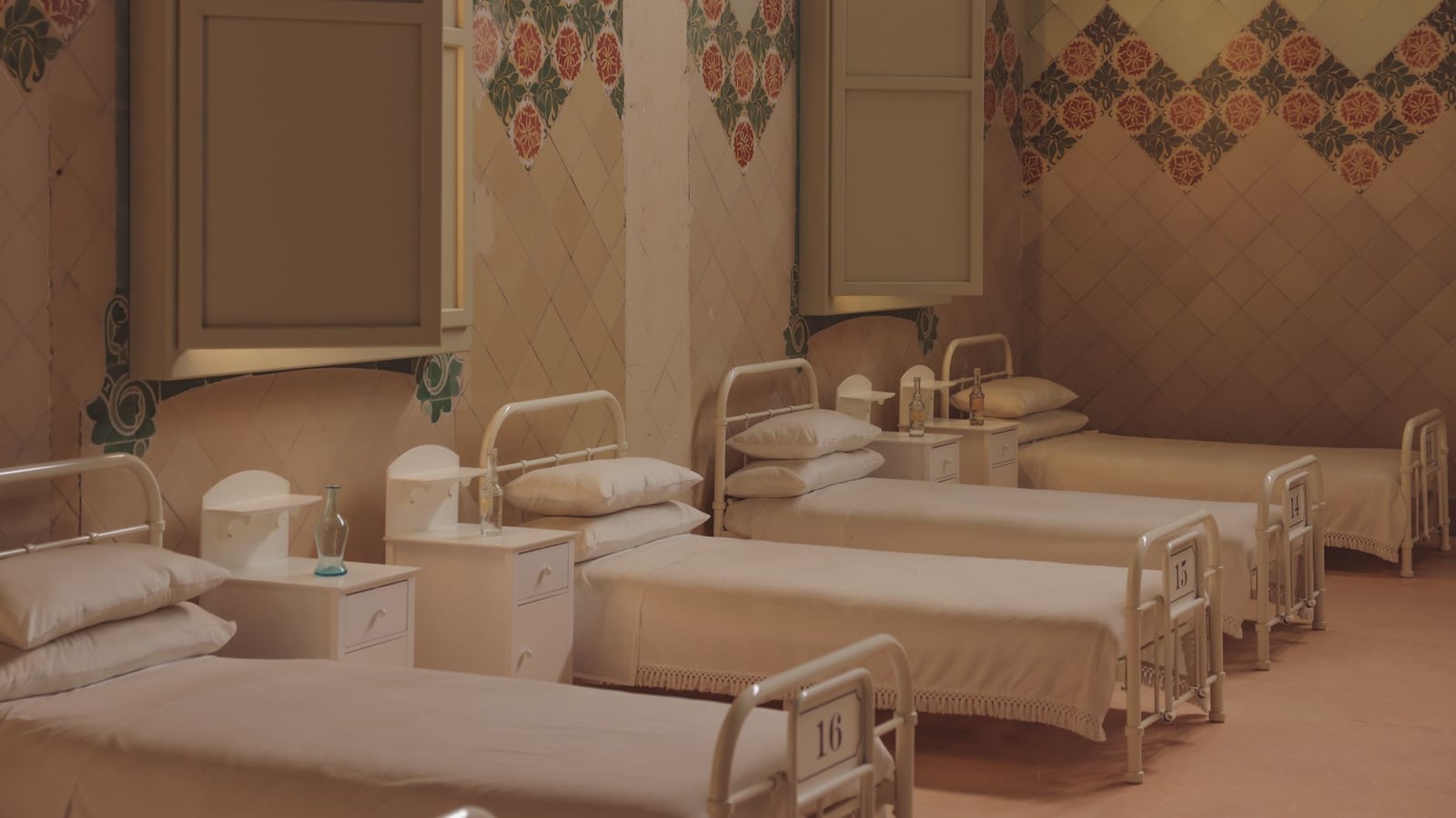 Una sala de hospital serena y vintage con camas vacías en Barcelona.