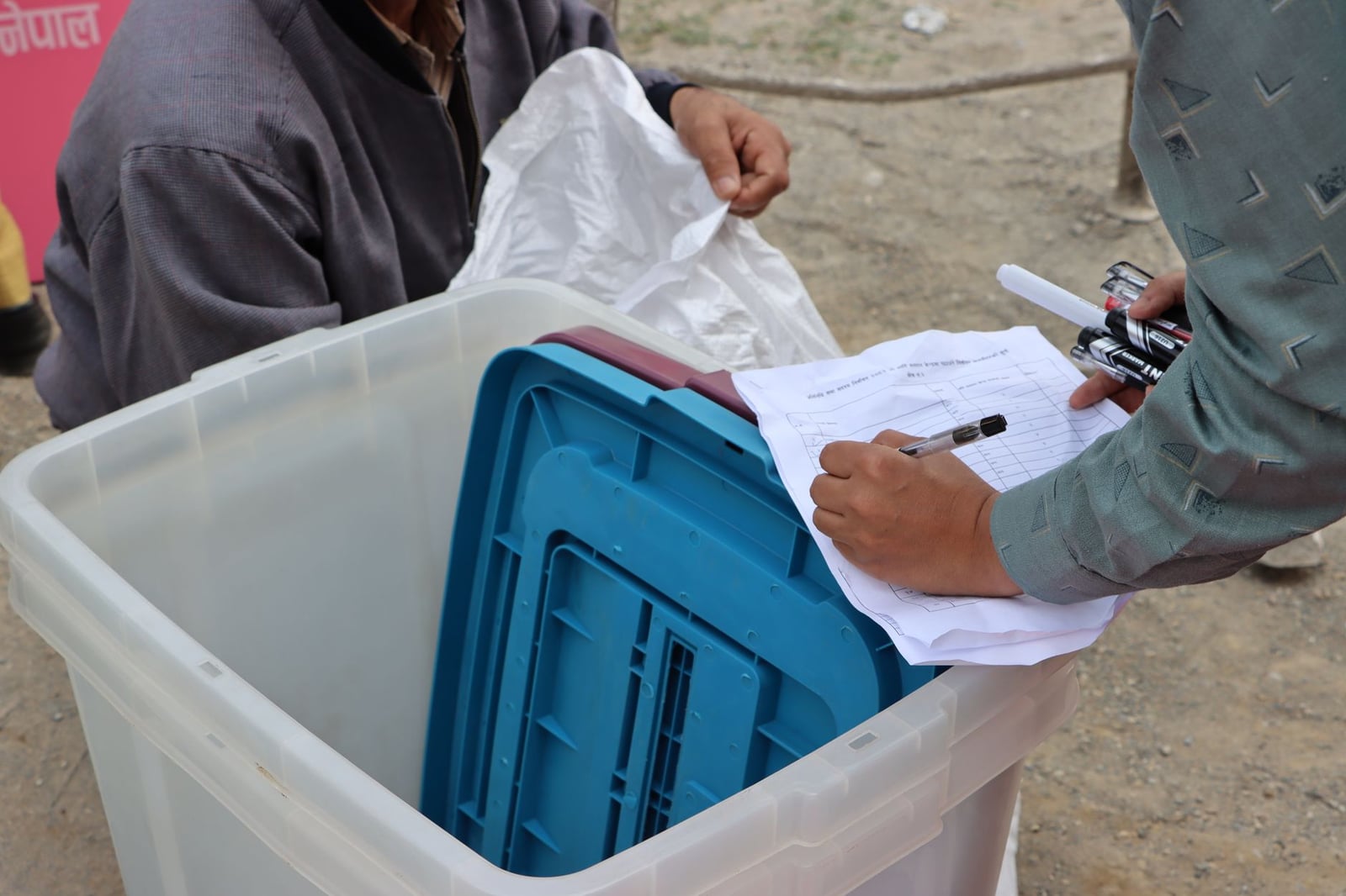 Las autoridades electorales gestionan las urnas durante las elecciones de Nepal.