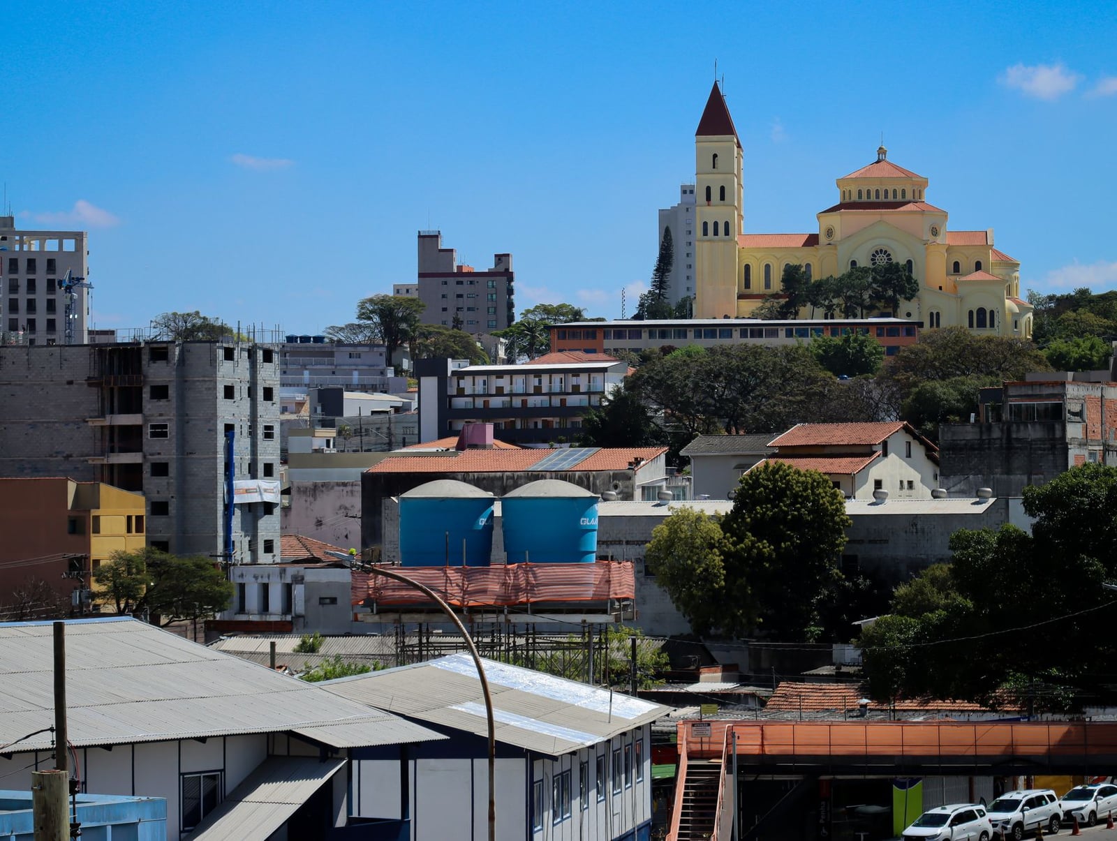 Horizonte urbano con una iglesia histórica y edificios vibrantes bajo un cielo despejado.
