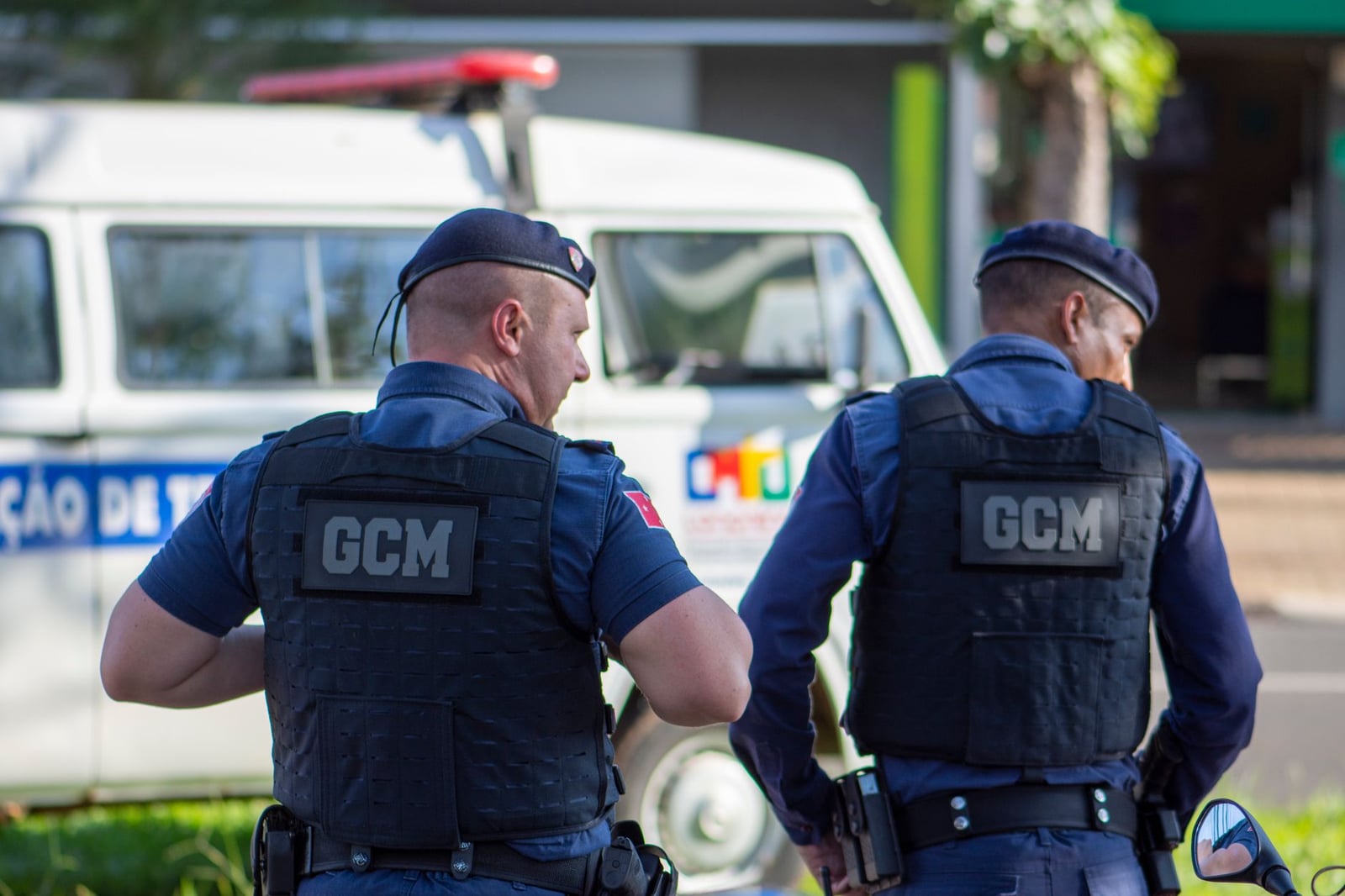 Dos guardianes municipales en uniformes patrullando las calles de Londrina, Brasil.