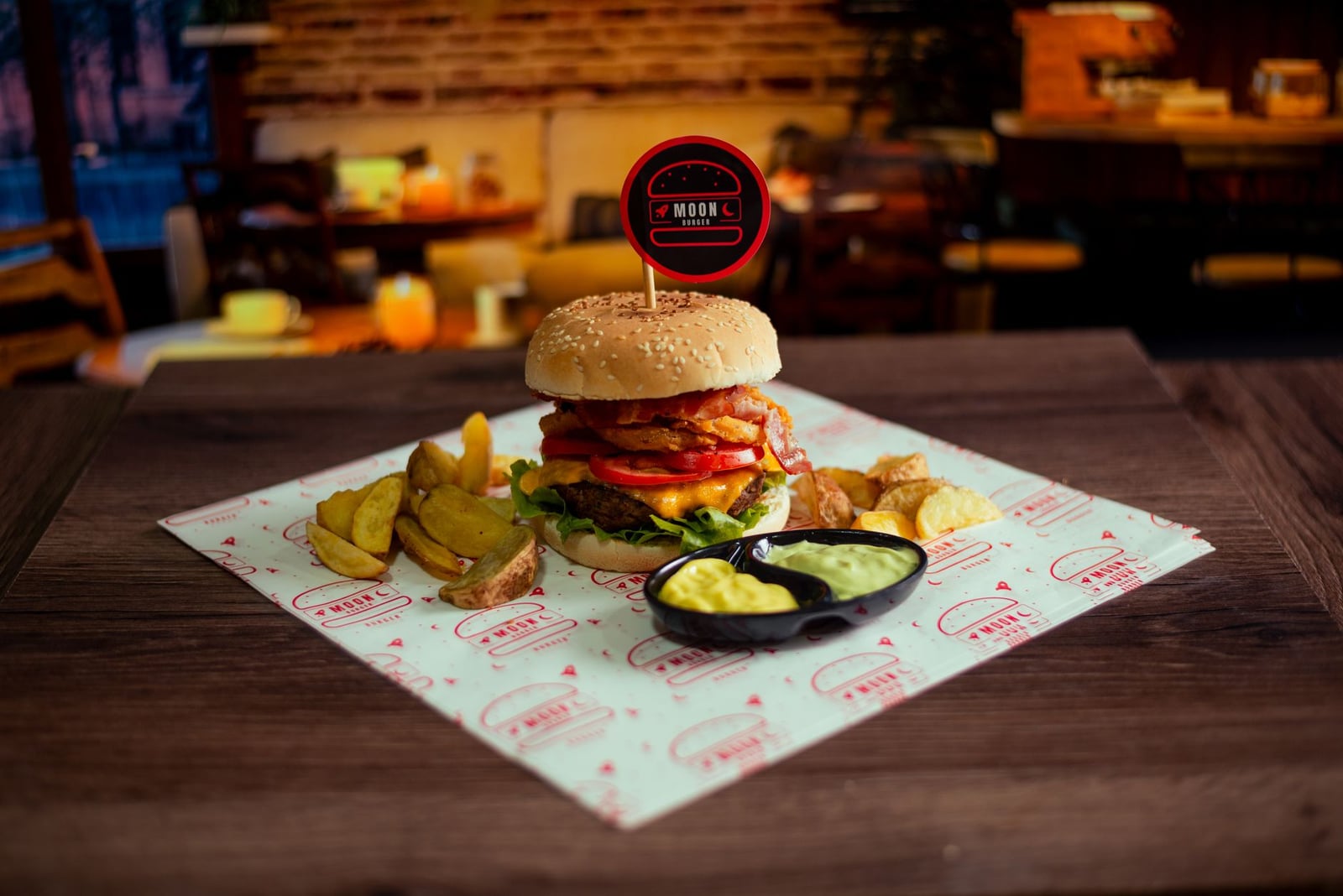 Deliciosa Hamburguesa Gourmet Con Guarniciones En Restaurante
