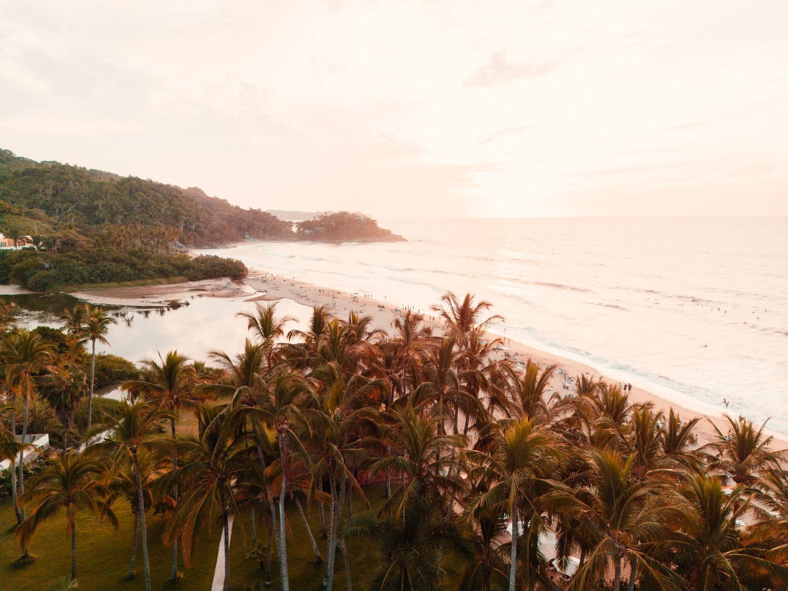 Impresionante vista aérea de la playa de San Francisco en Nayarit, México, capturada al atardecer.