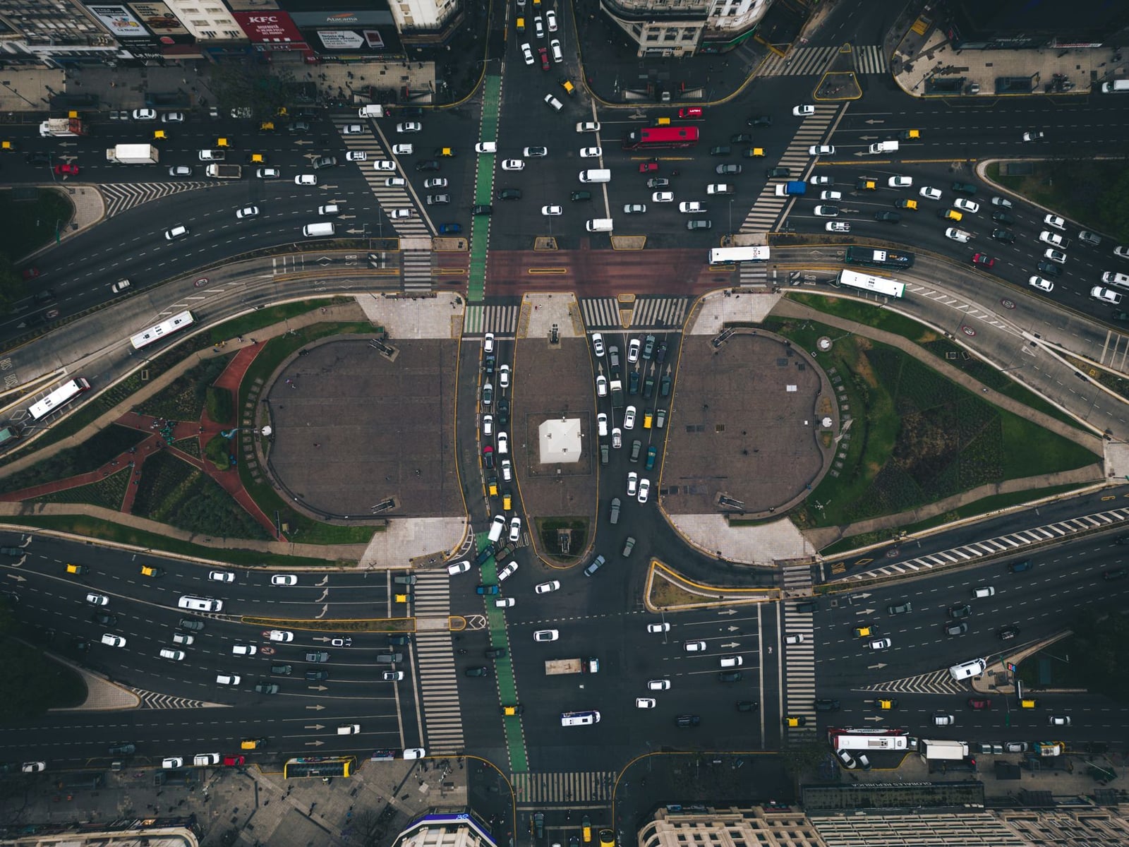 Vista aérea de una intersección concurrida en Buenos Aires, que muestra la vibrante vida urbana.