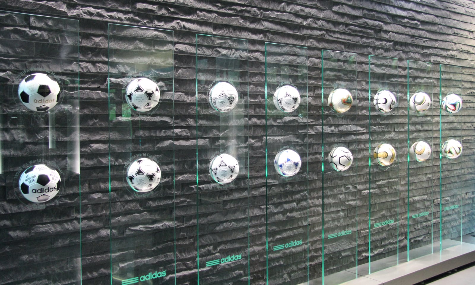World Cupballen in de hal van het FIFA-hoofdkantoor in Zürich, Zwitserland.