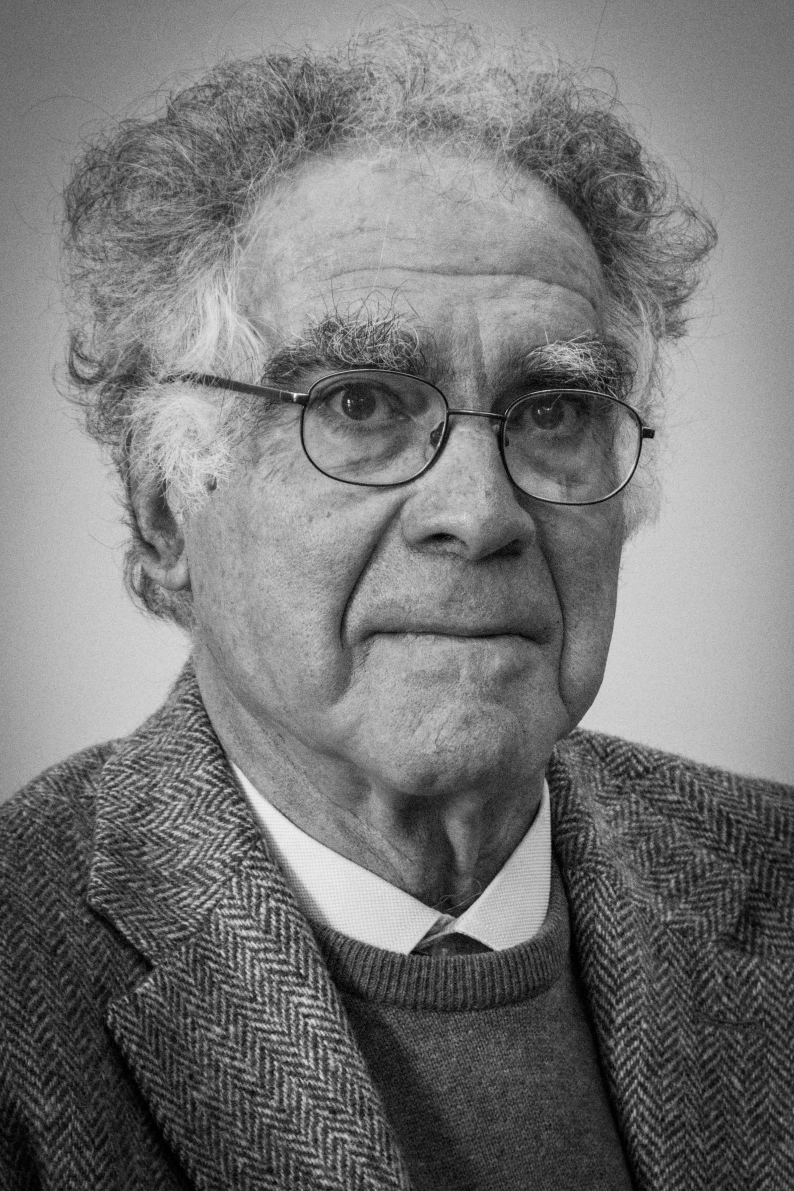 Carlo Ginzburg (né en 1939, à Turin) est un historien italien contemporain, considéré comme l’un des plus importants de sa génération, notamment en tant qu'éminent représentant de la microhistoire. Ég