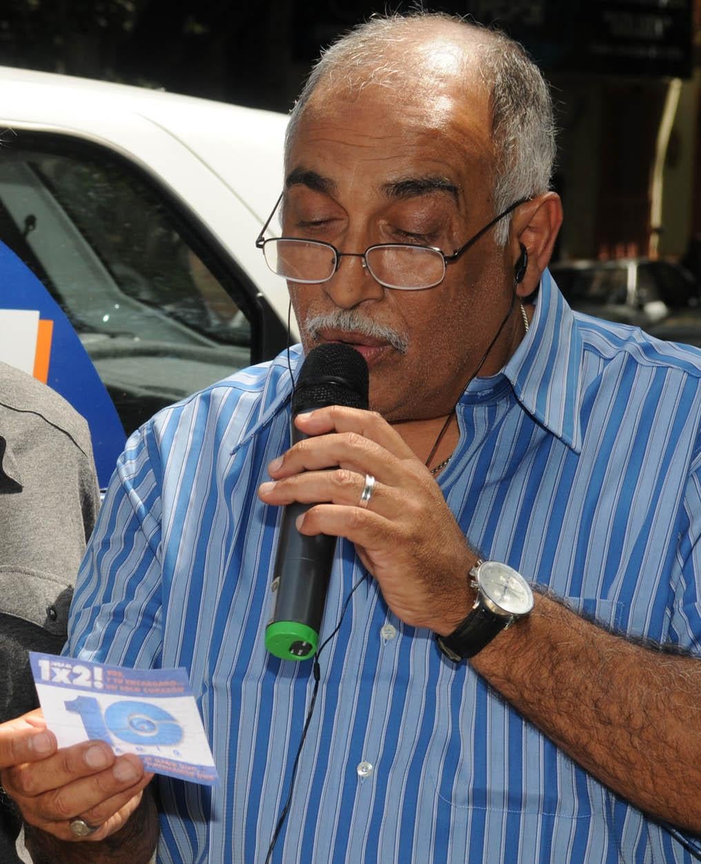 Víctor Santa María participó del sorteo de la promoción "1x2" en Radio 10, en la que el ganador del concurso se llevó un auto y regaló otro para su encargado de edificio. Sitio principal: <a href="htt