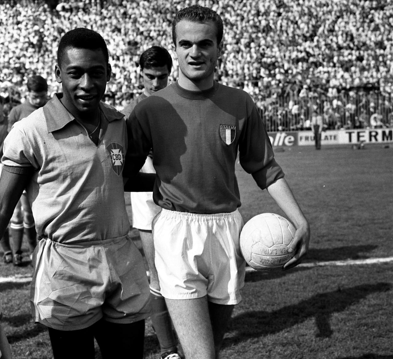 Milano, stadio San Siro, 12 maggio 1963. Da sinistra: il calciatore brasiliano Pelé e l'italiano Sandro Mazzola in occasione dell'amichevole tra Italia e Brasile (3-0).