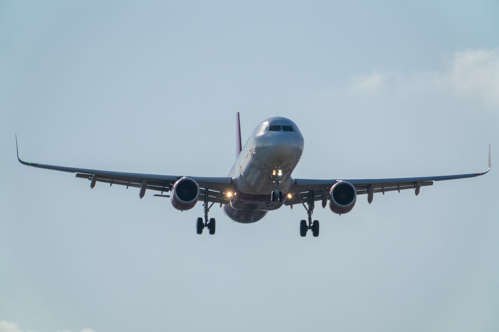 Un avión comercial se aproxima para aterrizar en el aeropuerto de Manises en Valencia, España.