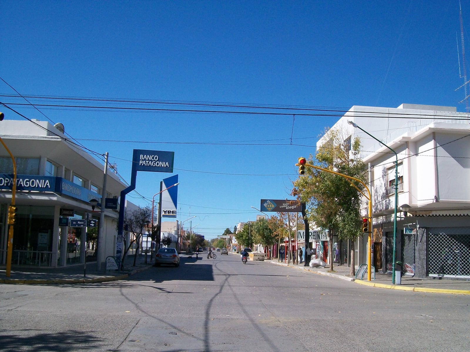 Calle Tomas Orell desde su nacimiento en la avenida Gral Roca. Centro comercial de la localidad de Allen, provincia de Río Negro, Argentina
