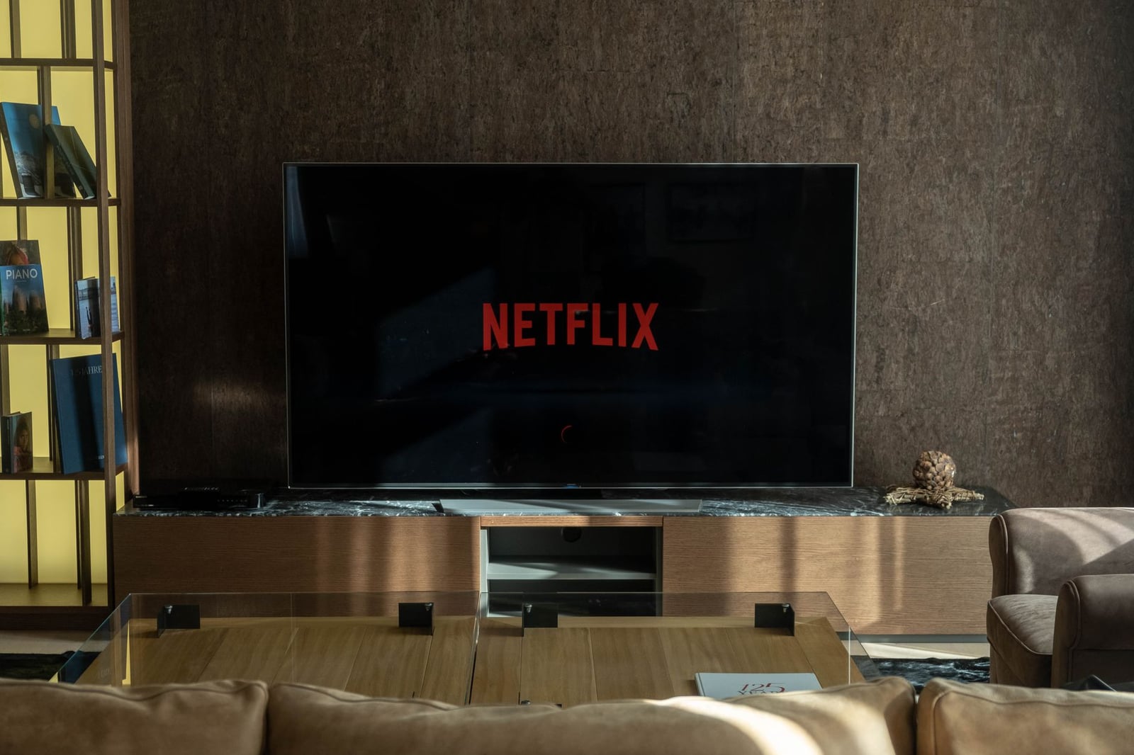 Sala de estar acogedora con un gran televisor que muestra Netflix, ideal para entretenimiento.