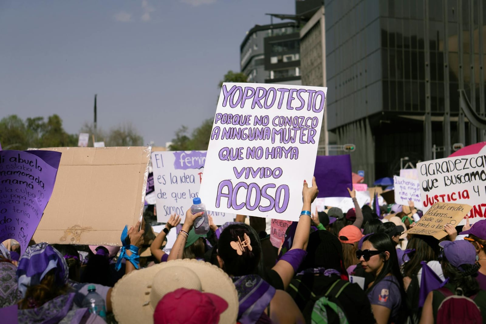 Una vibrante protesta en la Ciudad de México por los derechos y el empoderamiento de las mujeres.