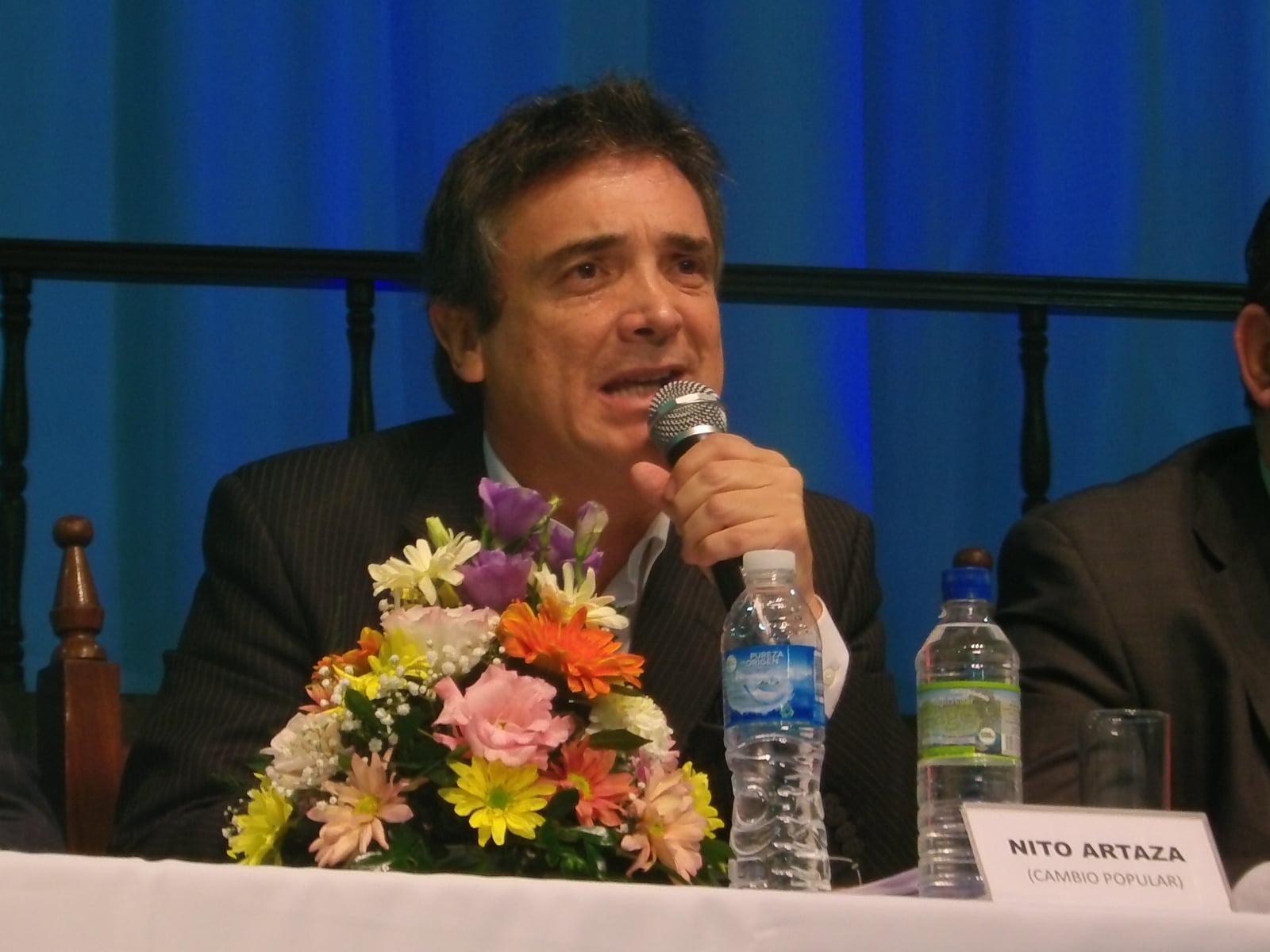 Eugenio "Nito" Artaza, Senador Nacional por la Provincia de Corrientes. Ex-Candidato a Gobernador de la Provincia de Corrientes. Actor y empresario humorístico.