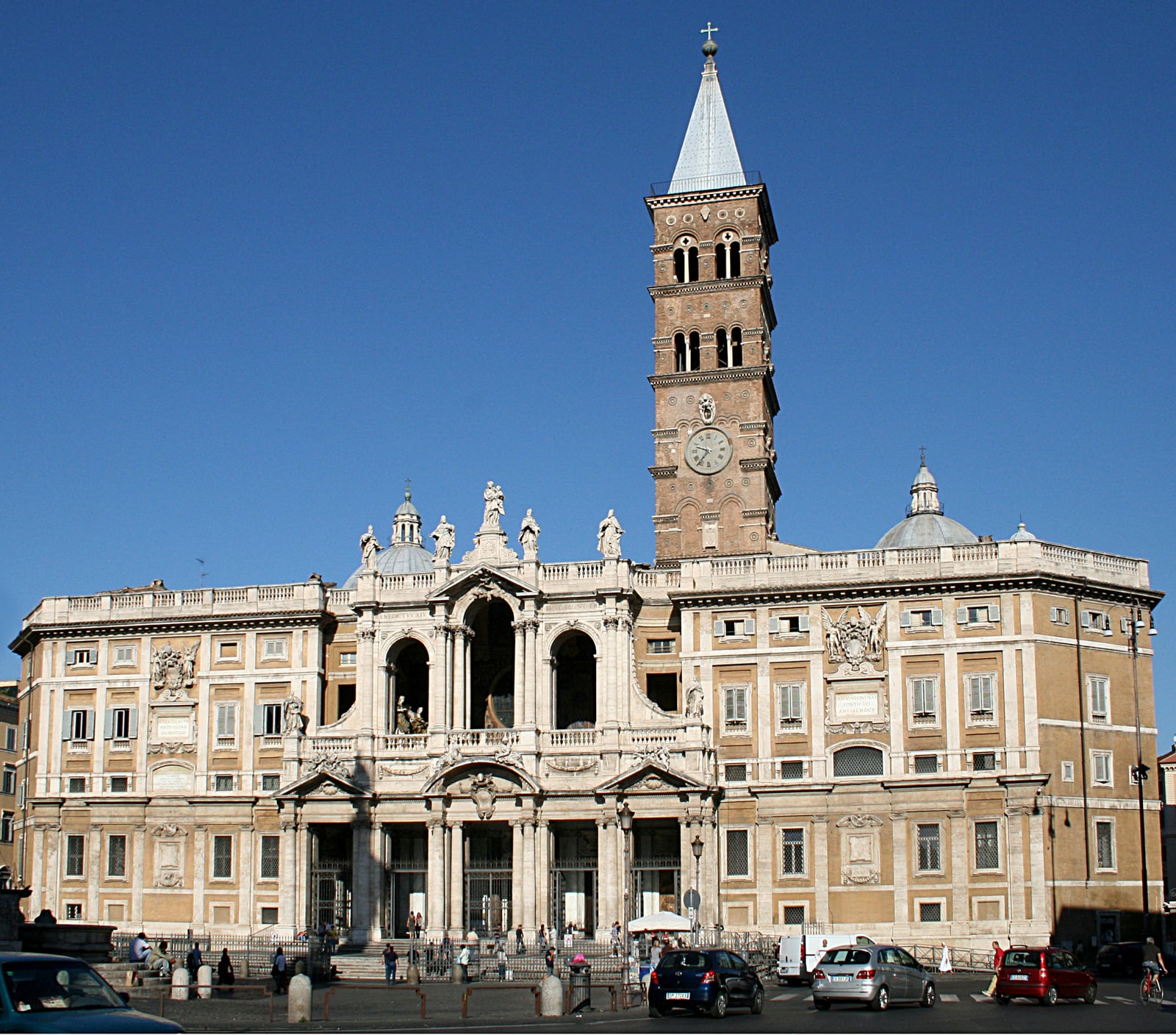 Façade sud-est et campanile de la basilique Sainte-Marie-Majeure (Ve-XVIIIe siècles) à Rome (Italie).
