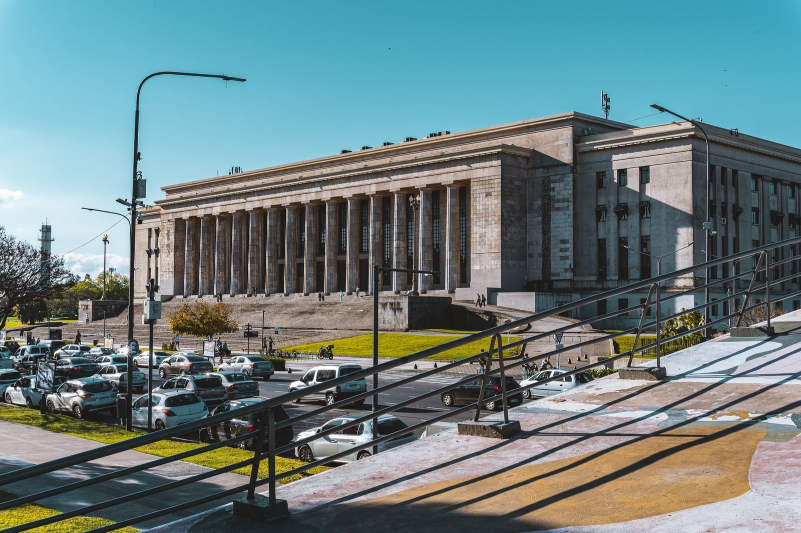 Edificio universitario histórico en Buenos Aires, Argentina, con arquitectura clásica capturada a la luz del día.