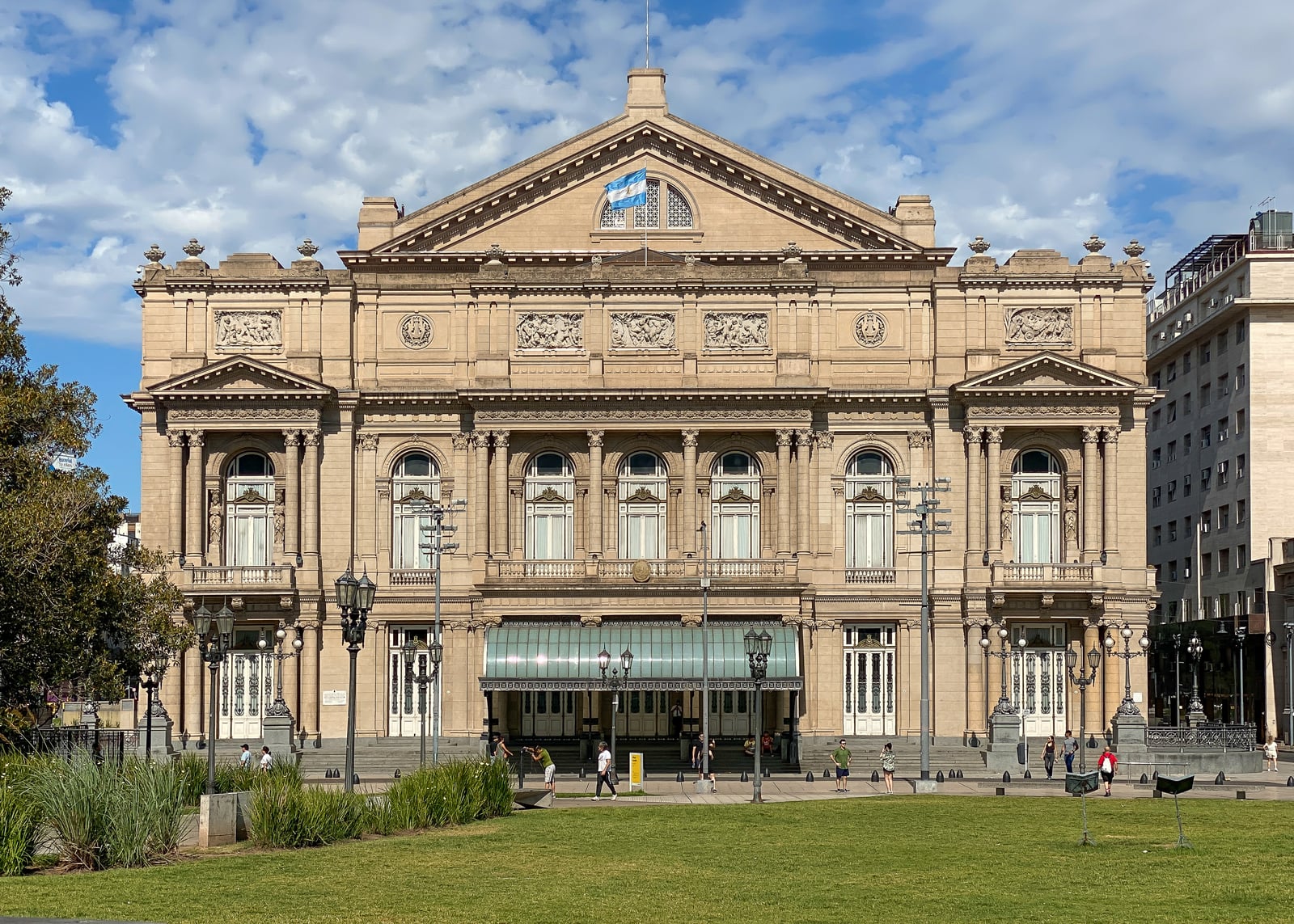 Main facade of Teatro Colón