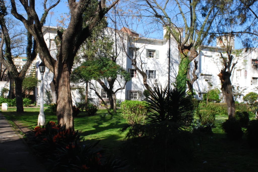 Barrio Marcelo T. de Alvear. Complejo de casas en el barrio con bonitos jardines.