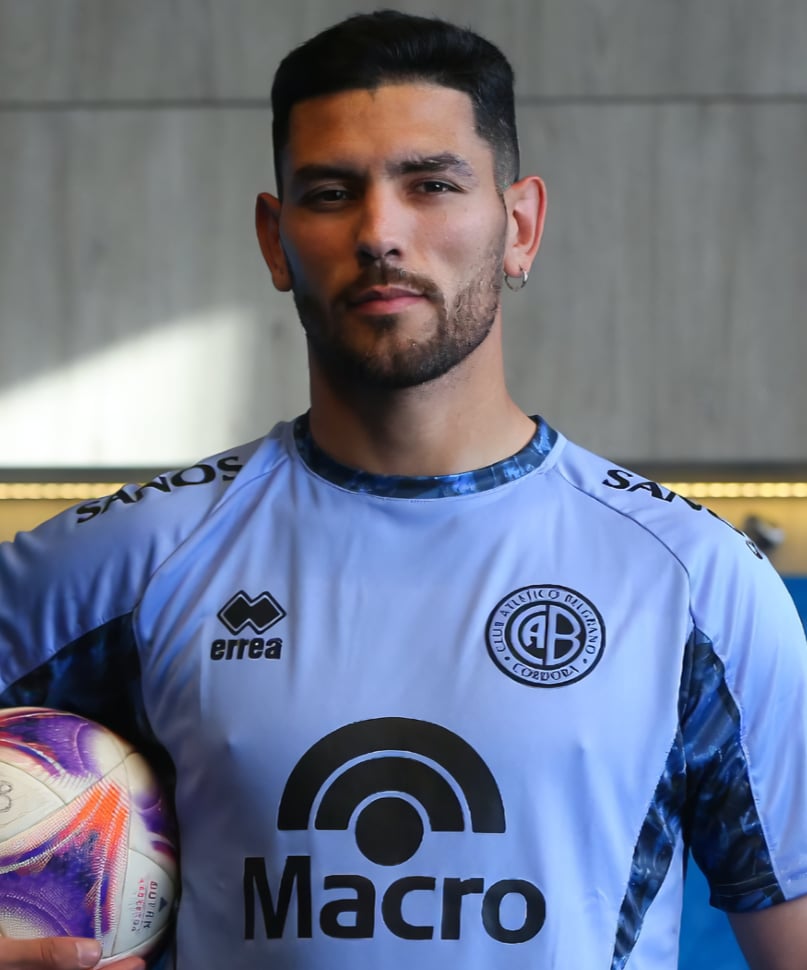 fotografia de torso completo de futbolista Lucas Passerini