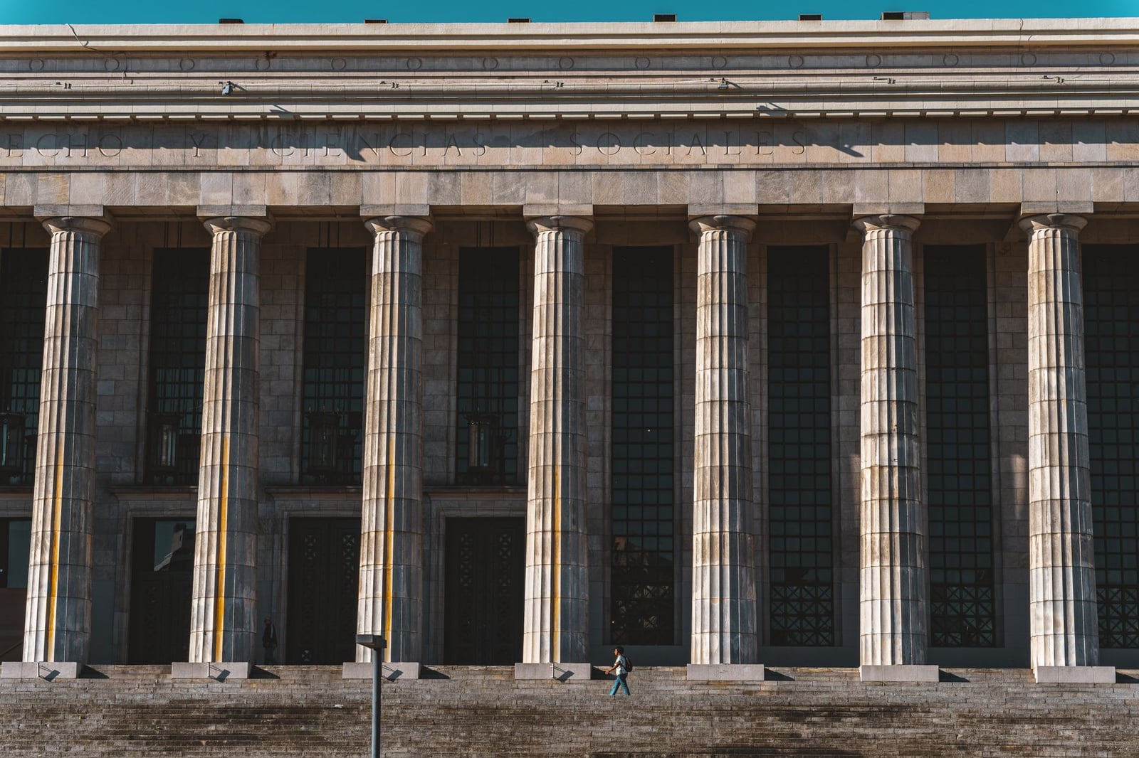 Fachada de la Universidad de Buenos Aires con columnas neoclásicas, Argentina.