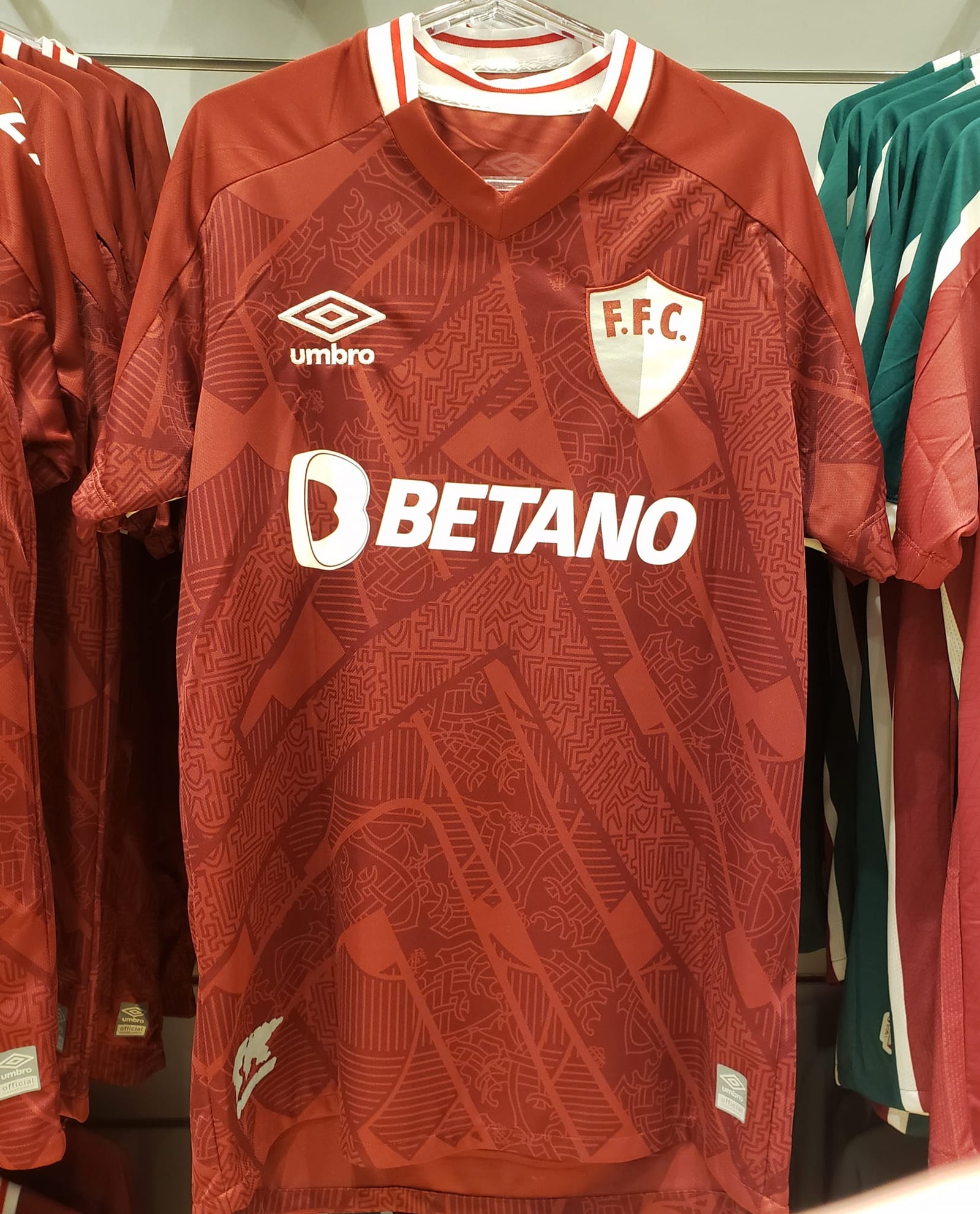 Camisa 3 do Fluminense Football Club em 2022 ligando o Fluminense à Inglaterra conforme publicações da UMBRO e do Tricolor..