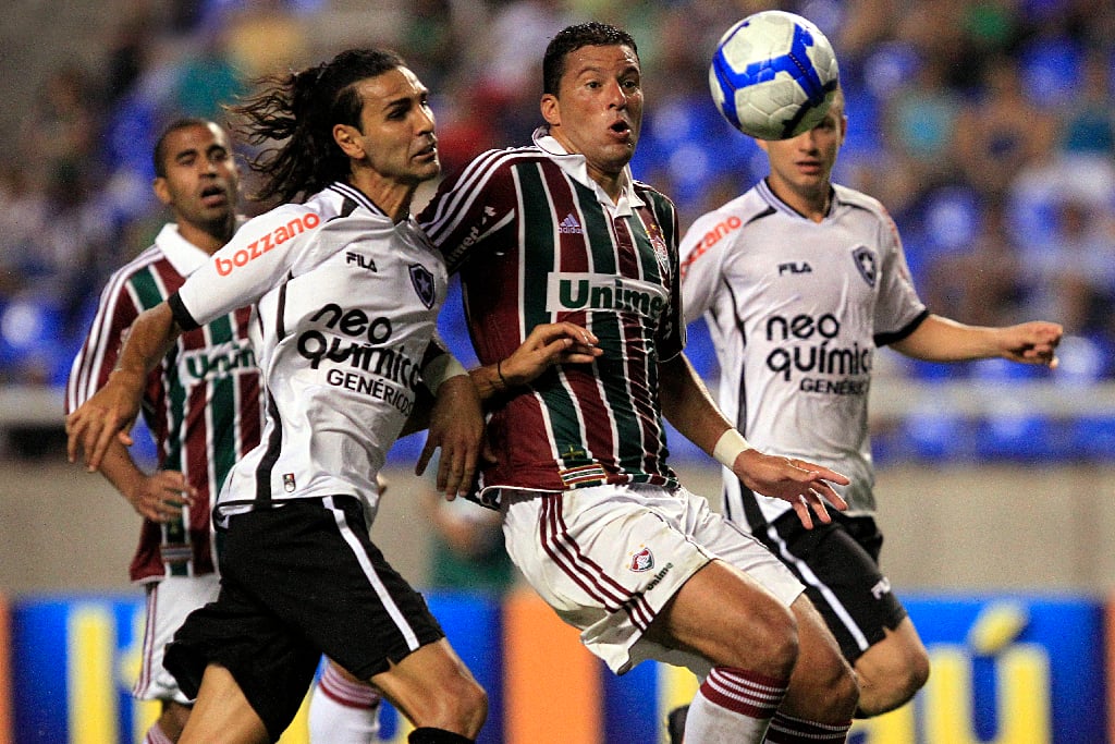 Leandro Guerreiro do Botafogo, disputa lance com Washington do Fluminense. Fluminense 0 x 0 Botafogo Brasileiro 2010