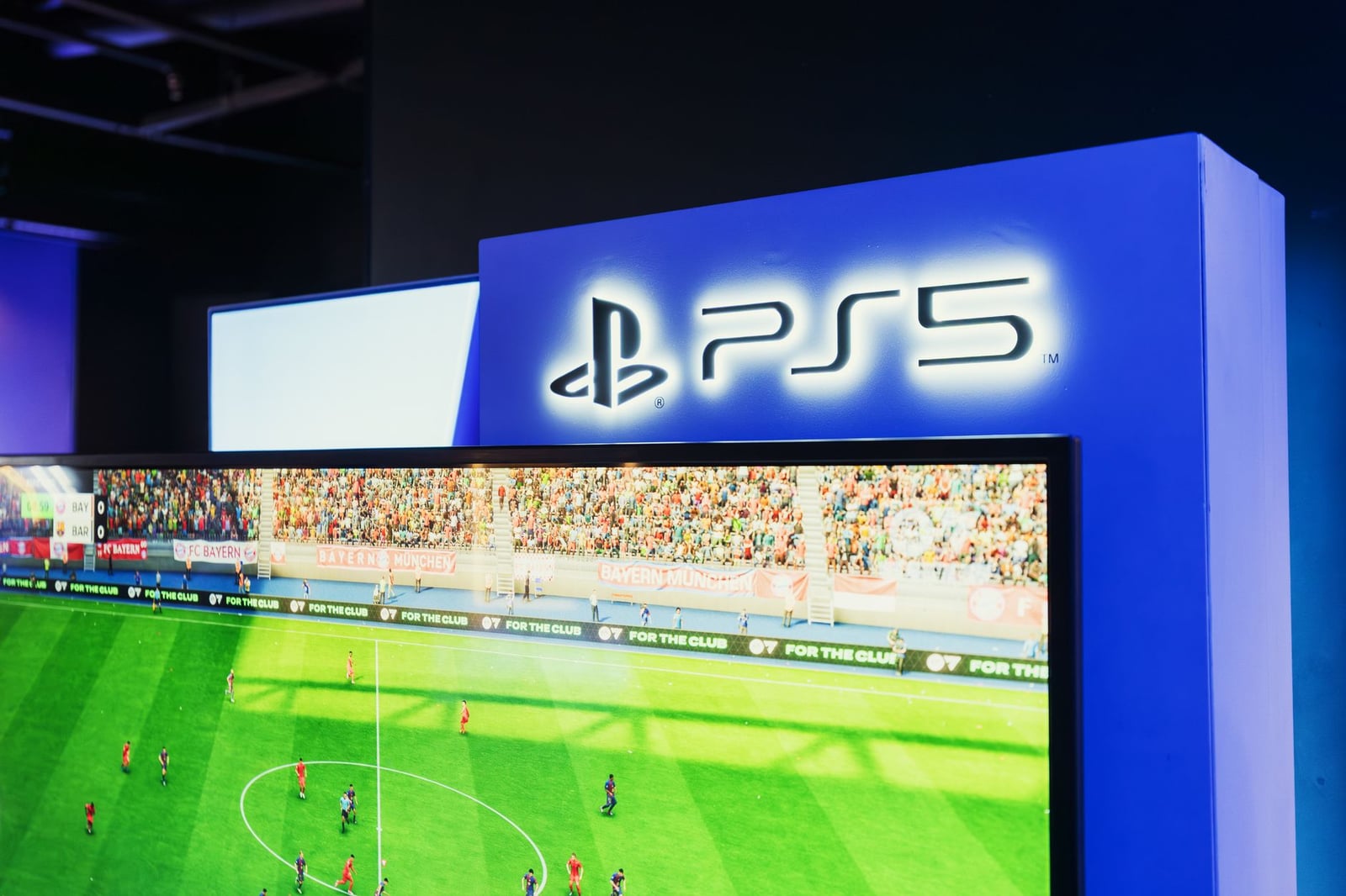 Estación de juegos PS5 con un partido de fútbol en directo en pantalla, mostrando gráficos de alta calidad.
