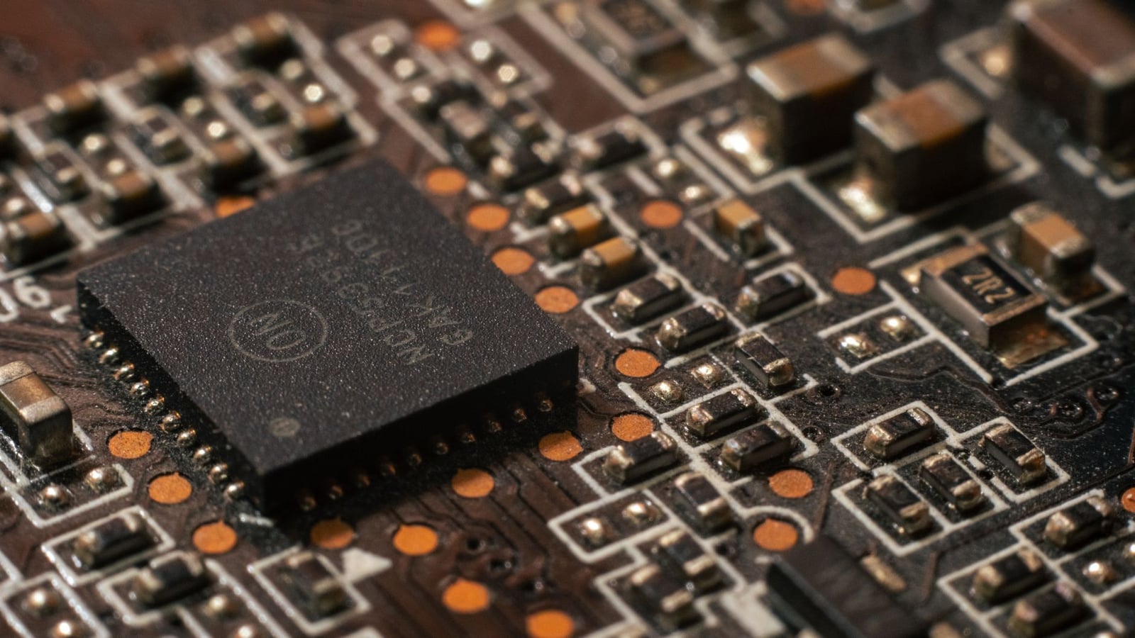 Primer plano detallado de una placa de circuito de computadora que muestra componentes electrónicos.