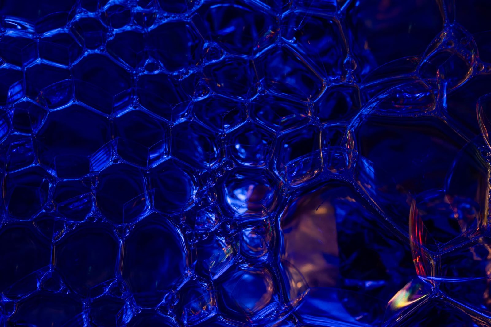 Imagen abstracta detallada de una estructura de burbujas azules creando un patrón fascinante.