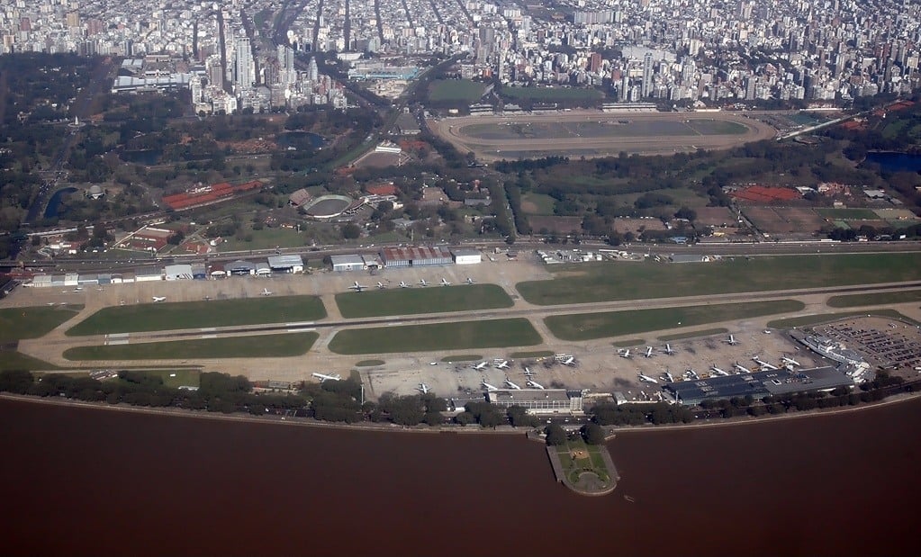 Overview of a part of Buenos Aires' Aeroparque Jorge Newbery airport (AEP/SABE). You can see on the left side of the apt the Boeing 757 of the Argentine President. Photo taken from "Plunita" CX-PUC in