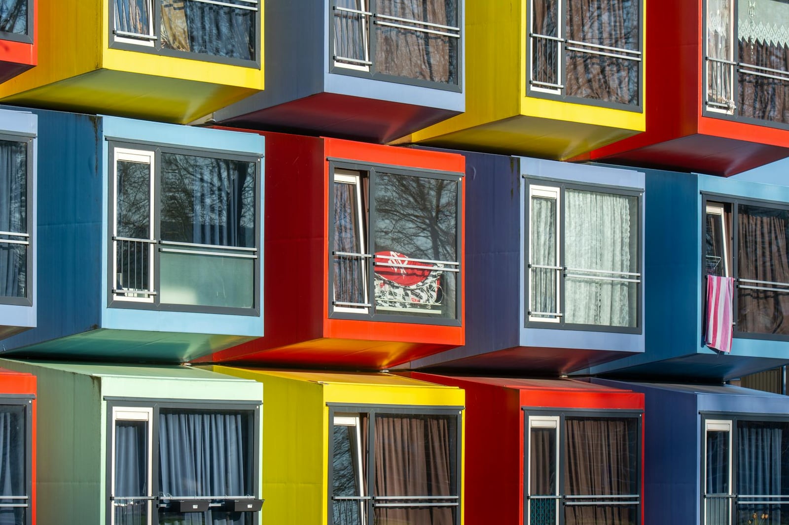 Apartamentos Modernos Y Coloridos En Contenedores En Almere