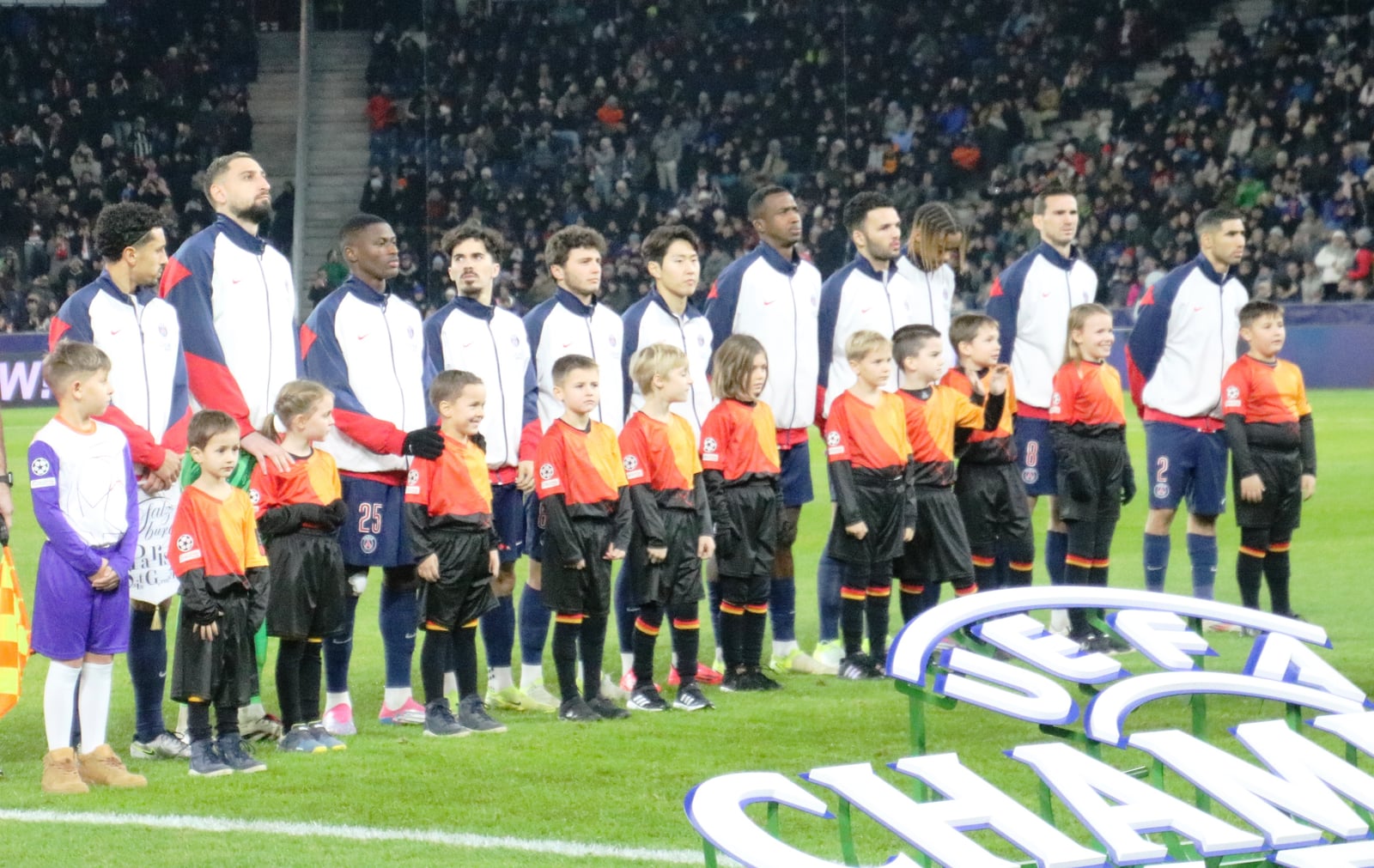 FC Salzburg gegen Paris Saint-Germain (UEFA Champions League 2024-12-10) 6. Runde 0-3