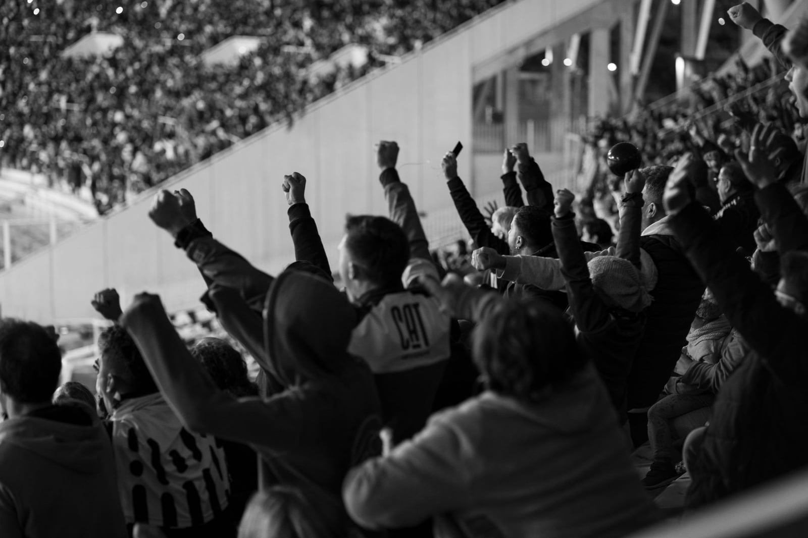 Vibrante multitud de fanáticos del fútbol animando en un estadio de Córdoba, Argentina.
