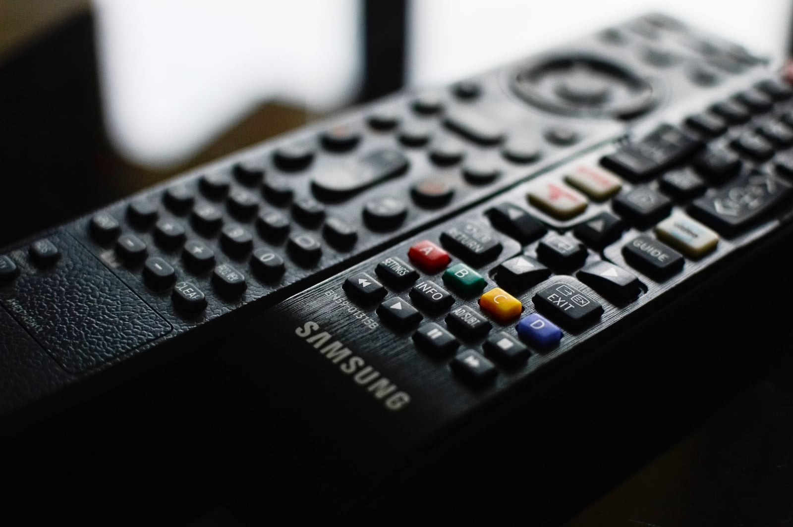 Primer plano detallado de un control remoto Samsung que muestra botones y logotipo.