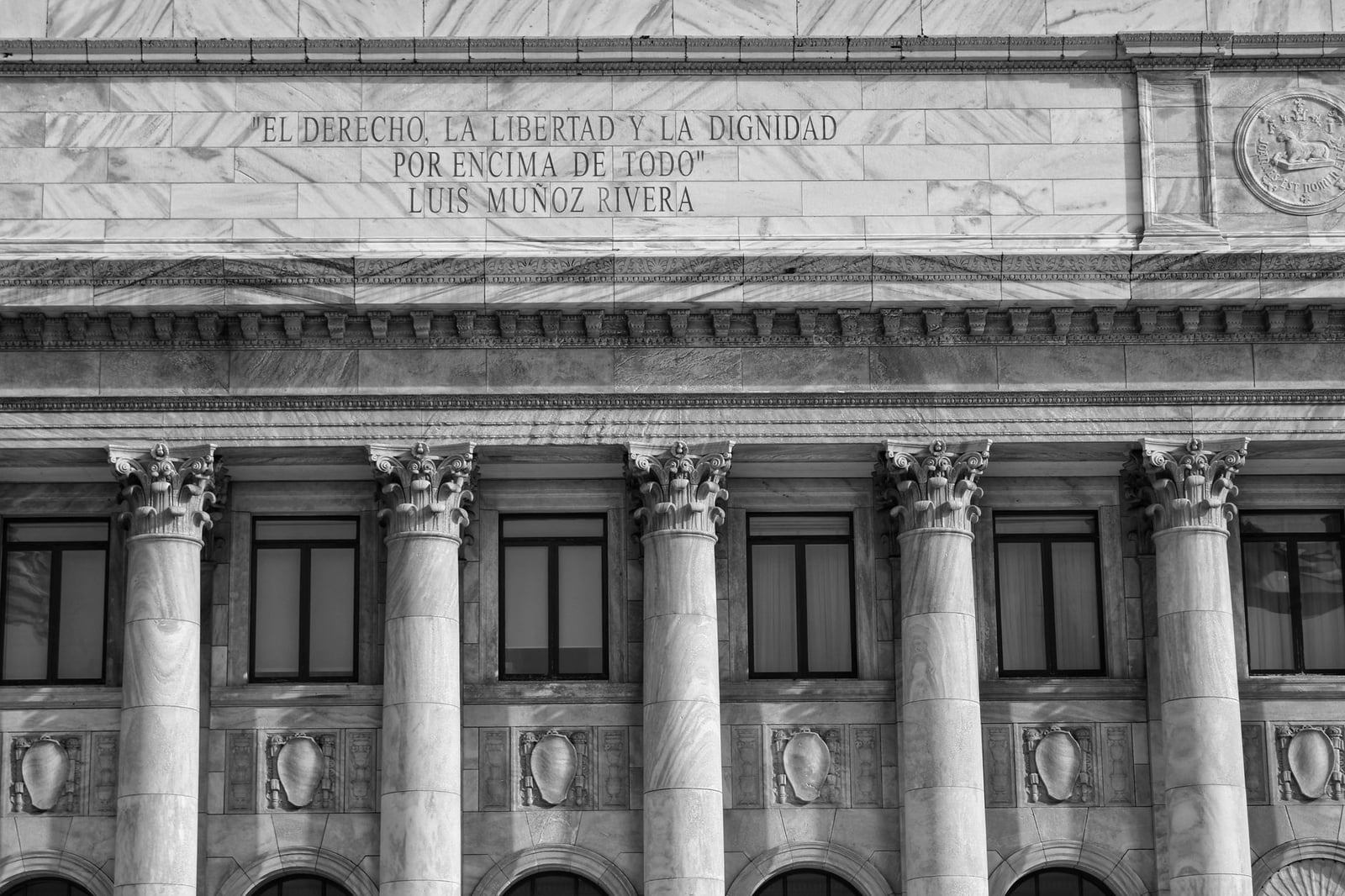 Fachada neoclásica con columnas en San Juan, Puerto Rico que muestra arquitectura histórica.