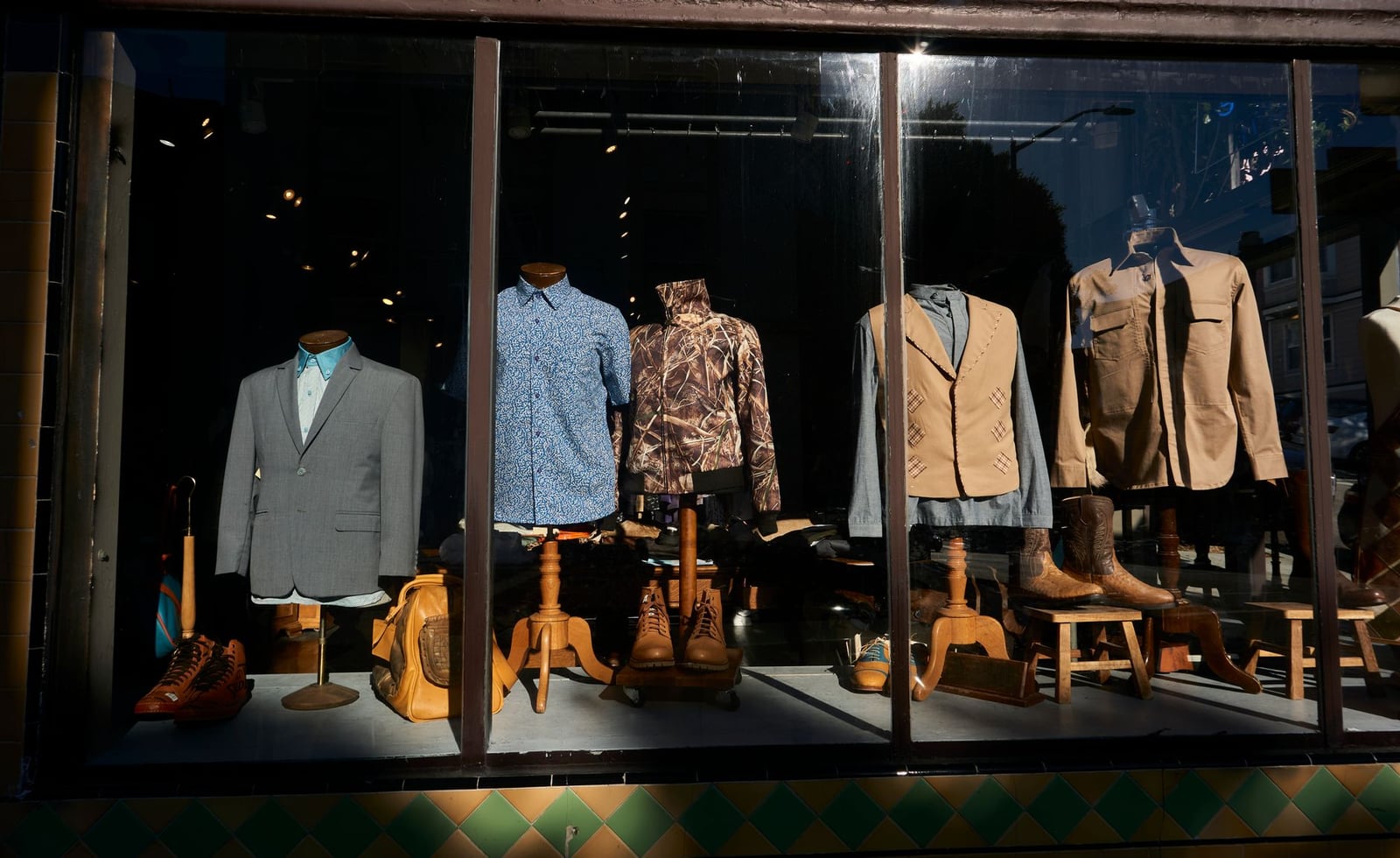 Elegante exhibición de ropa masculina en el escaparate de una tienda de San Francisco con trajes y camisas informales.