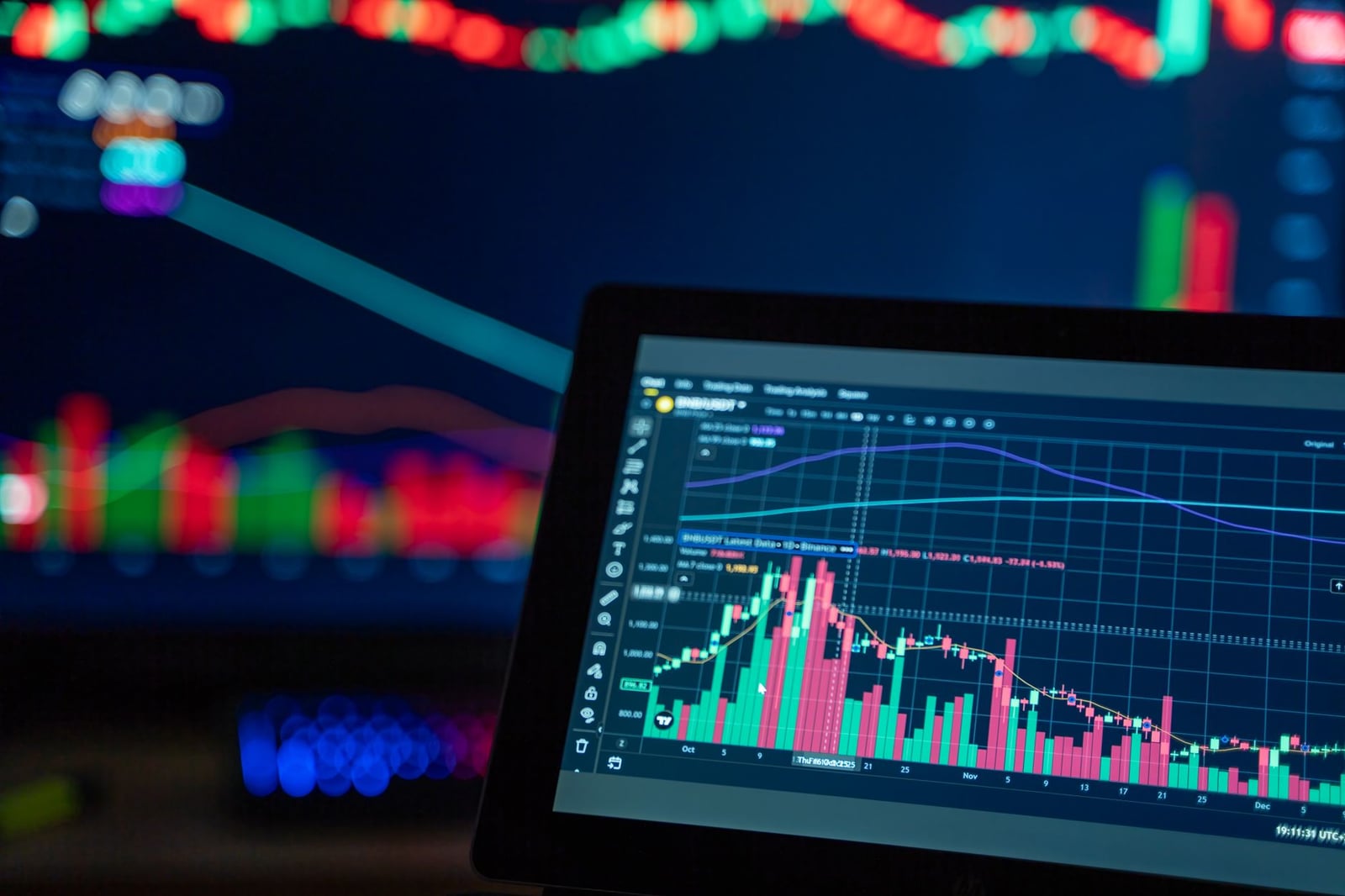 Gráficos de negociación coloridos que muestran las tendencias del mercado de criptomonedas en la pantalla de un ordenador.