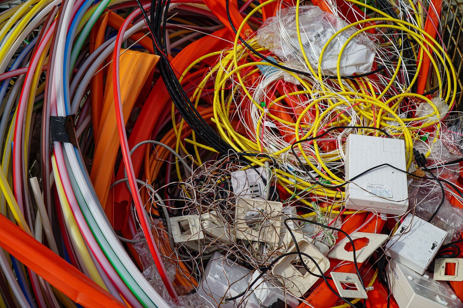 Una mezcla vibrante de cables eléctricos y desechos listos para reciclar.