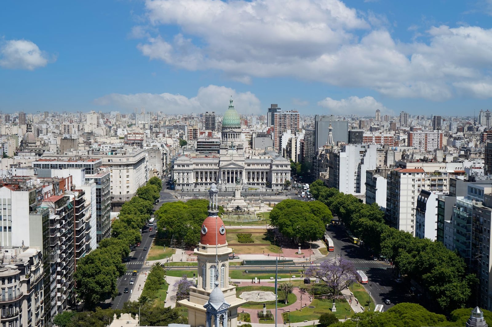 Impresionante vista aérea de Buenos Aires que presenta el Congreso Nacional y arquitectura icónica.