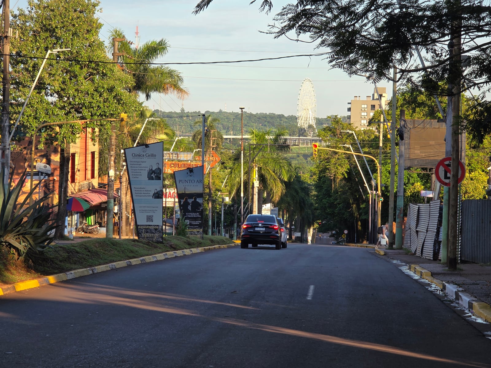 Avenida Victoria Aguirre en Puerto Iguazú, Provincia de Misiones, Argentina.
