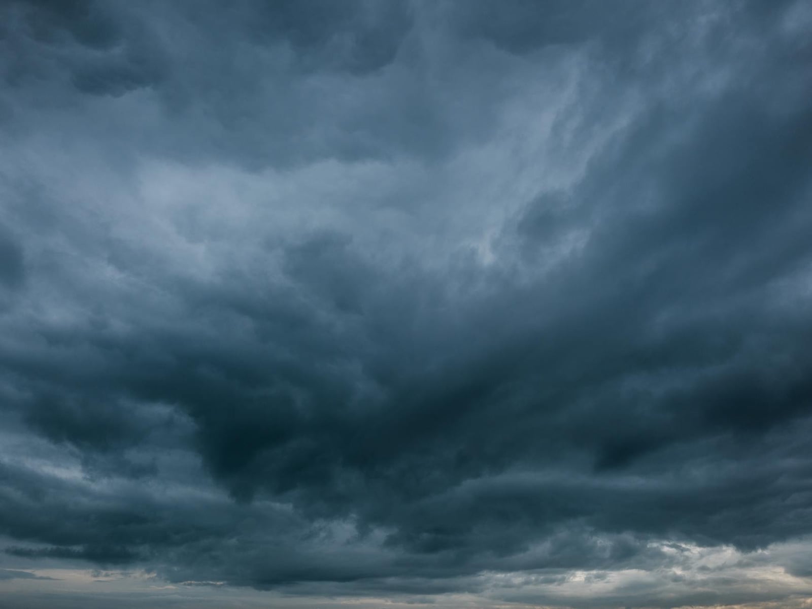 Paisaje de nubes oscuras, melancólico y dramático que captura un cielo tormentoso con nubes inminentes.