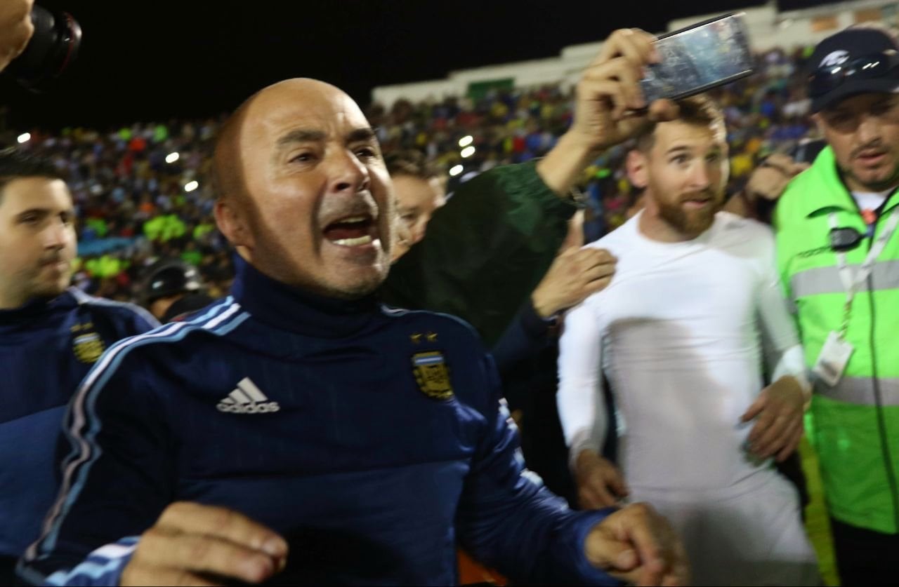 Quito, 10 oct (Andes).- Con tres tantos Argentina espantó los fantasmas de la eliminación, clasificó a su décima octava Copa del Mundo y venció 3-1 a un Ecuador que inició ganando el compromiso, dispu
