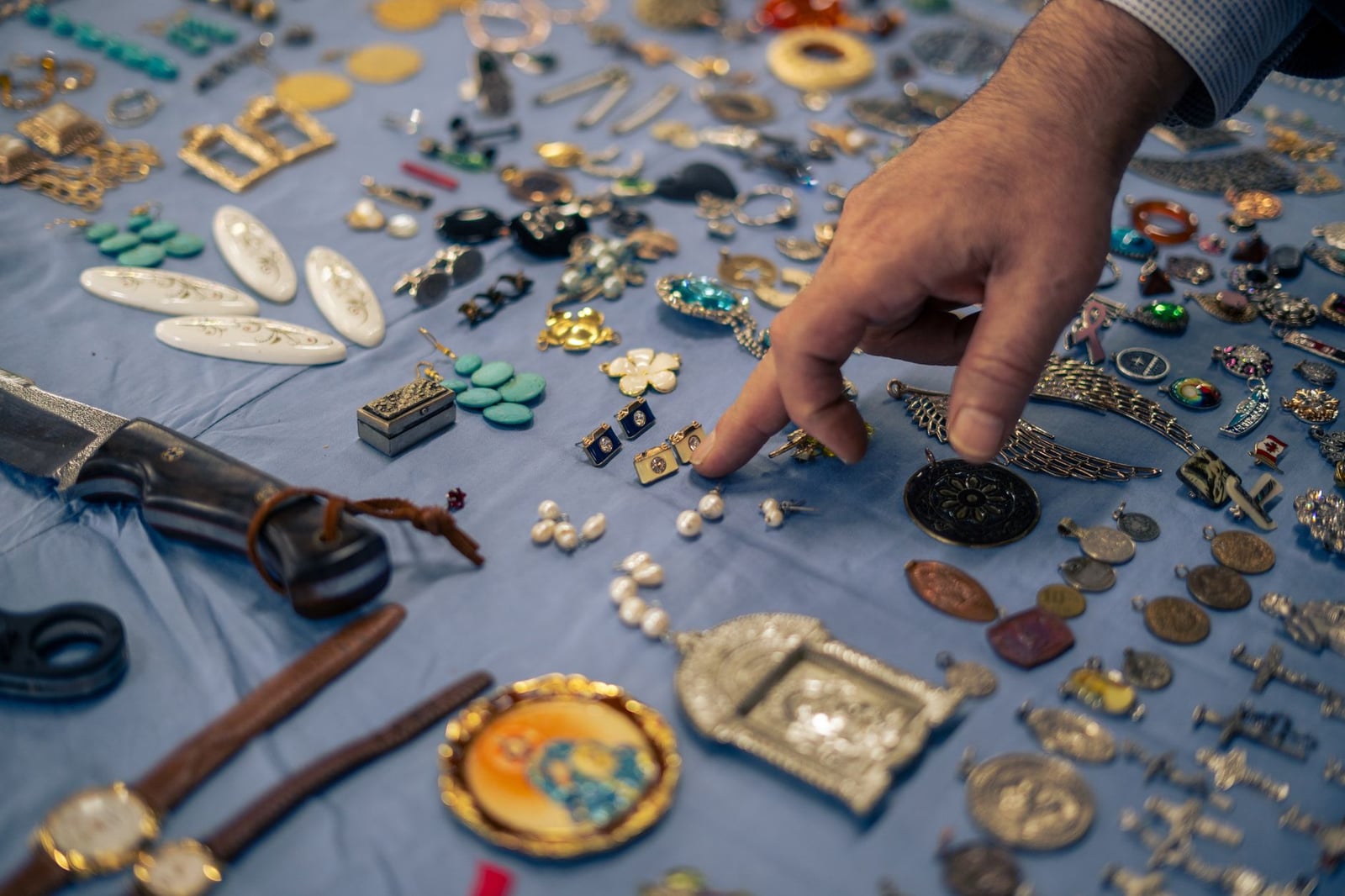 Una colección diversa de joyas y objetos de adorno exhibidos en un bazar en Estambul, Turquía.