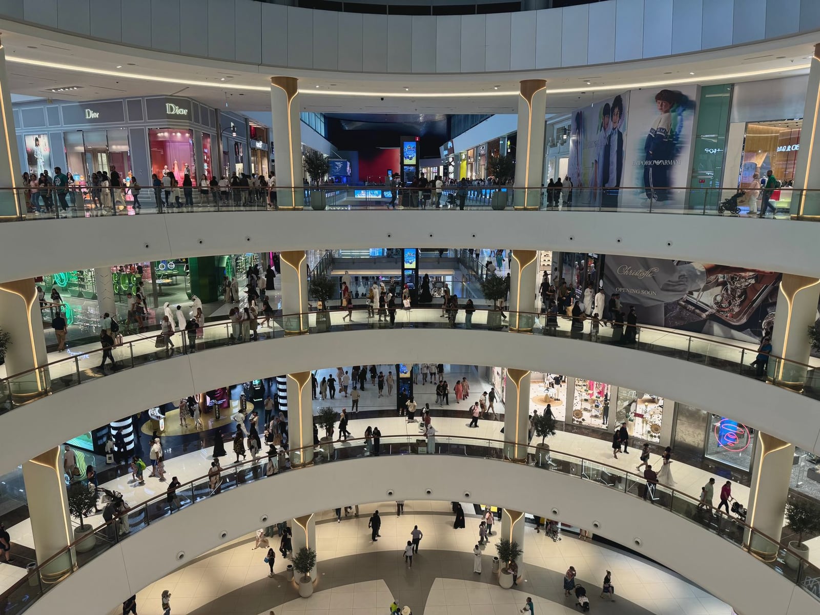 Vista de gran angular de los compradores en el lujoso interior de varios niveles del Dubai Mall, el corazón del comercio minorista moderno.