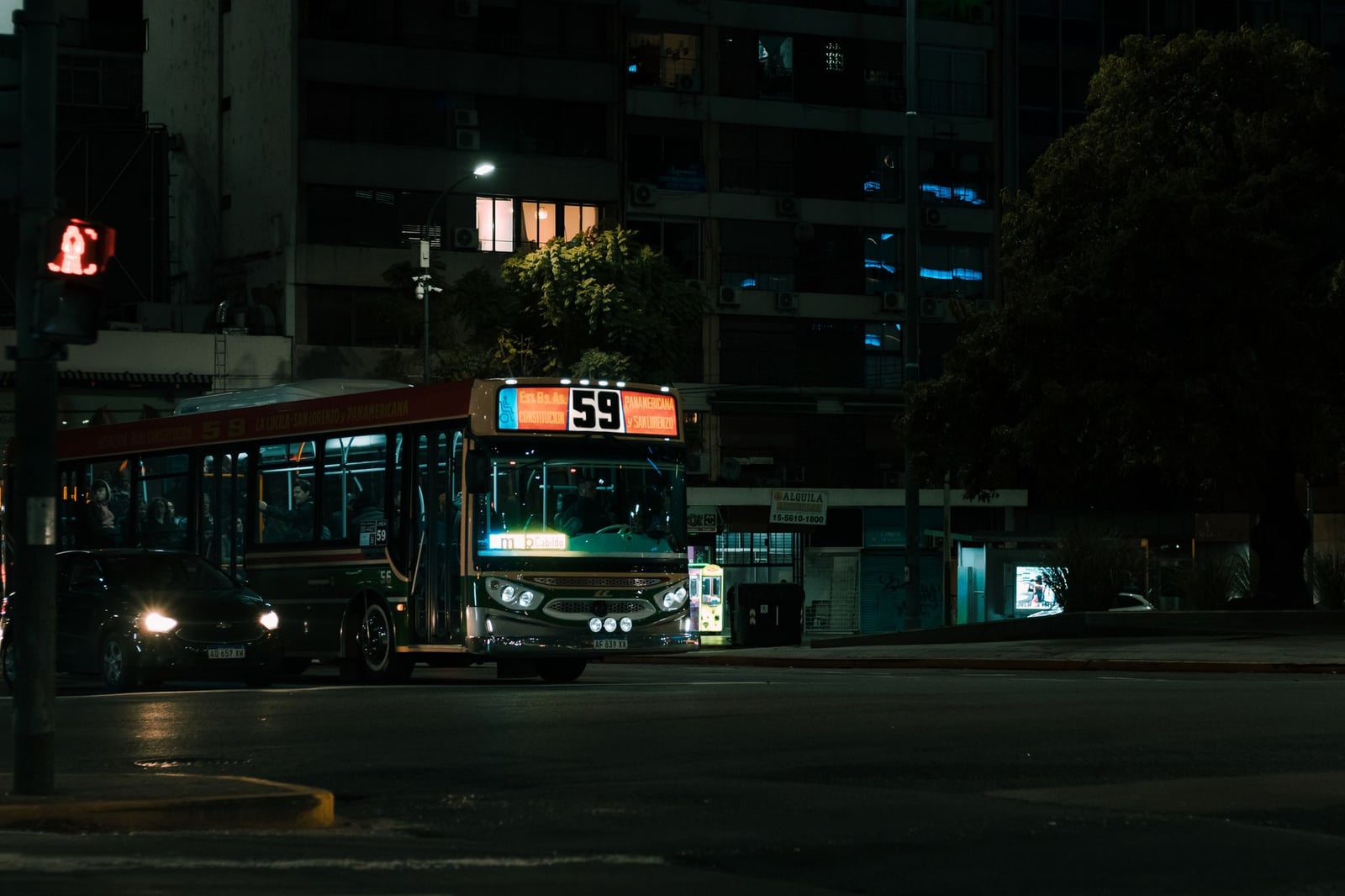 Una vista nocturna de un autobús y una calle de la ciudad en Buenos Aires, Argentina.