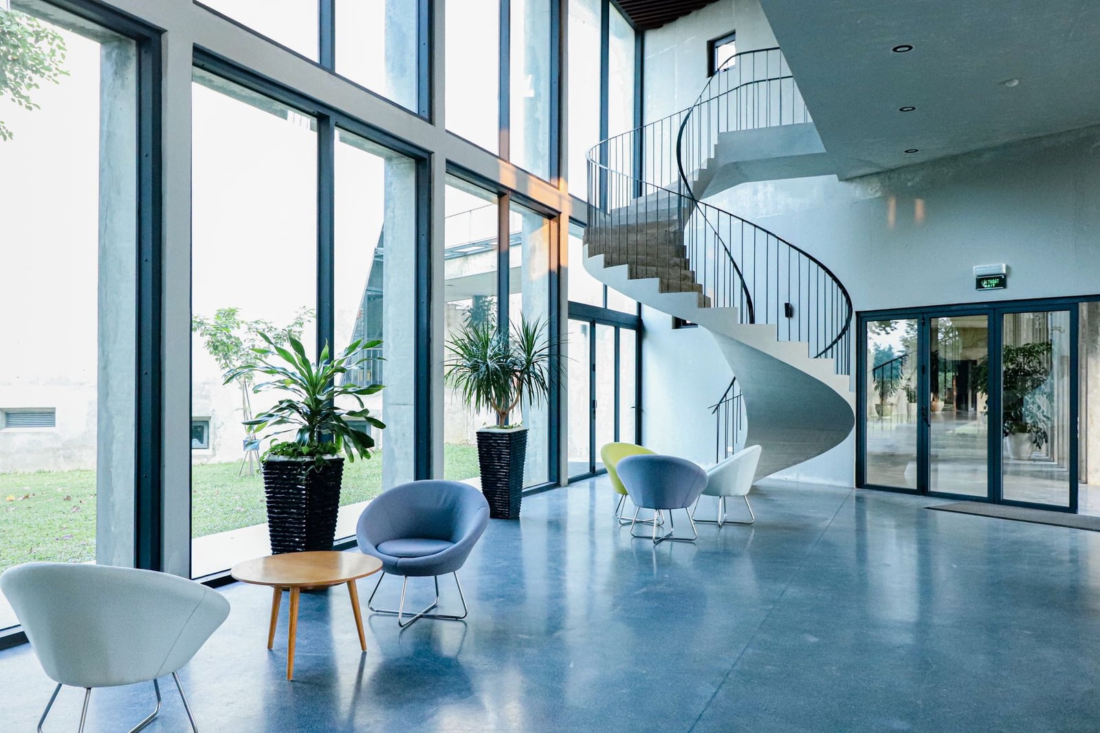Fotos de stock gratuitas de ambiente de oficina, área de recepción, área del lobby