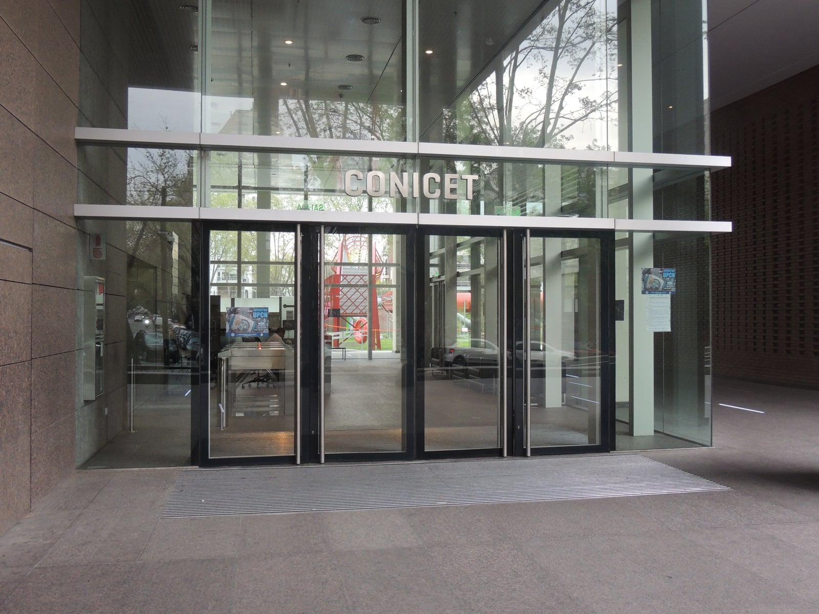 Entrada al edificio del CONICET dentro del Polo Científico Tecnológico.