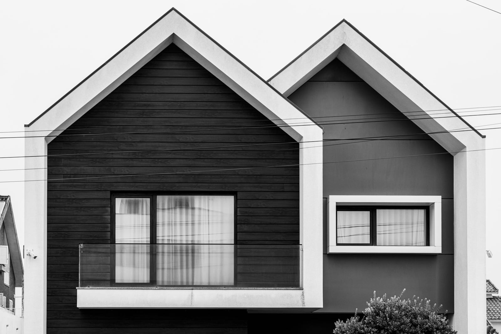 Impresionante fachada minimalista de una casa moderna con patrones geométricos en blanco y negro.