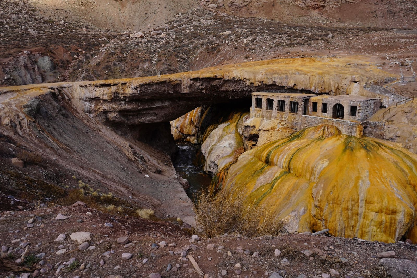 Histórico puente natural Puente del Inca y ruinas en Mendoza, Argentina, con impresionantes depósitos minerales.