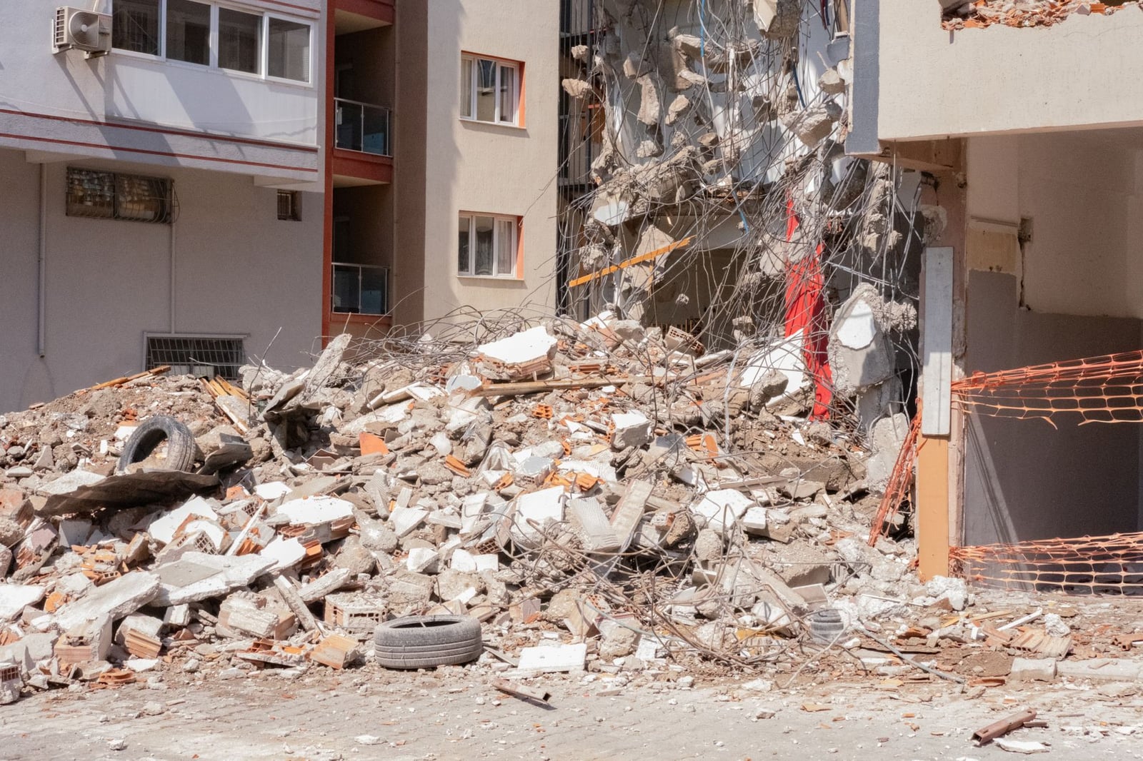 Montón de escombros y ruinas tras la demolición en una zona urbana de İzmir, Turquía.